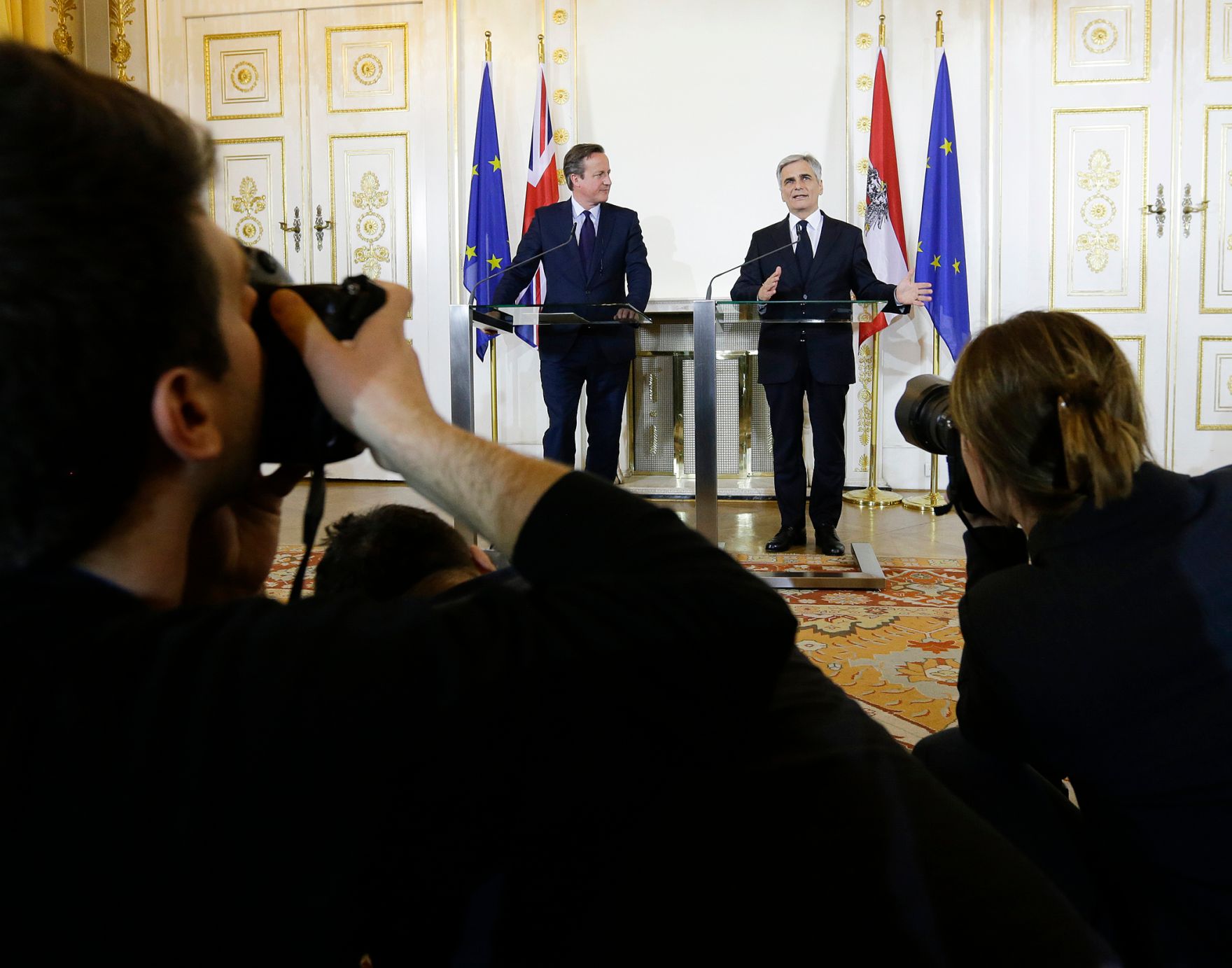 Am 26. November 2015 empfing Bundeskanzler Werner Faymann (r.) den britischen Premierminister David Cameron (l.) zu einem Arbeitsgespr&auml;ch. Im Anschluss fanden Pressestatements statt.