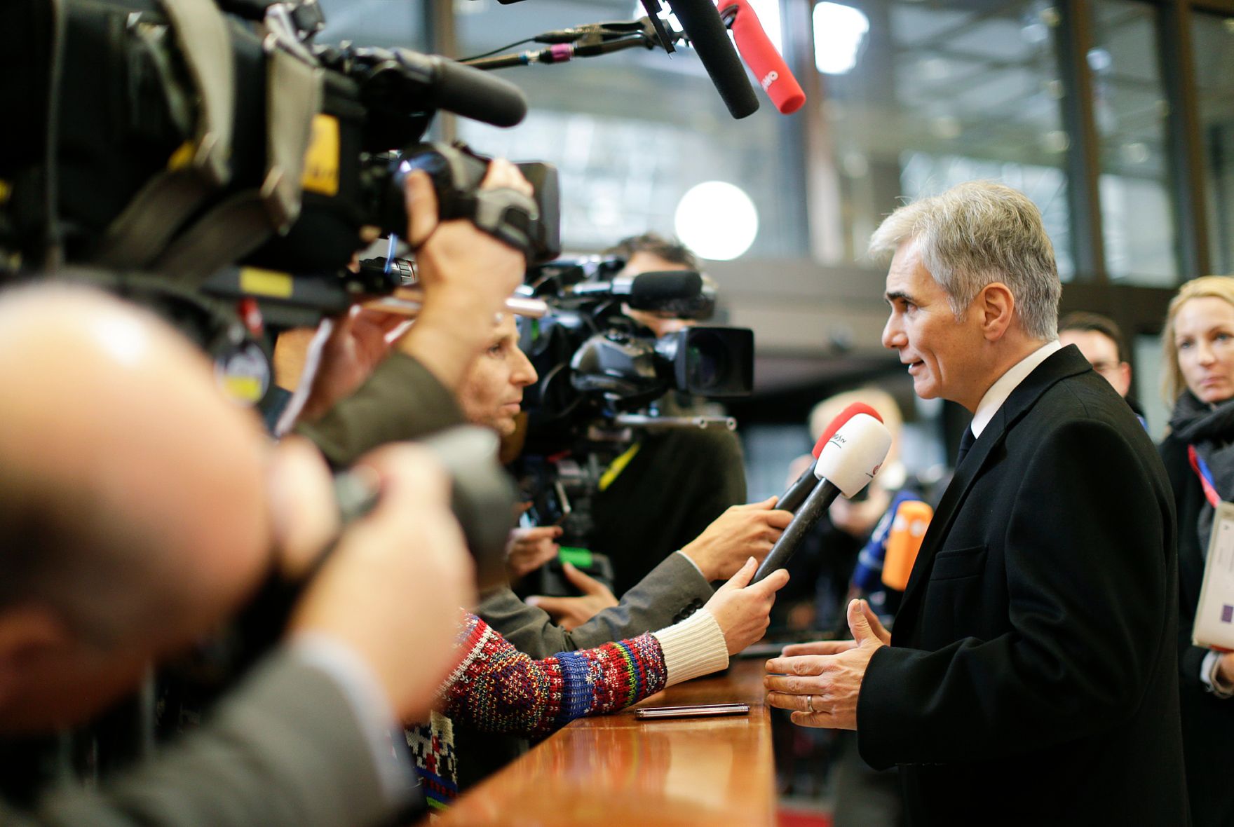 Am 29. November 2015 fand in Br&uuml;ssel der Sondergipfel der Staats- und Regierungschefs statt. Im Bild Bundeskanzler Werner Faymann bei Pressestatements.