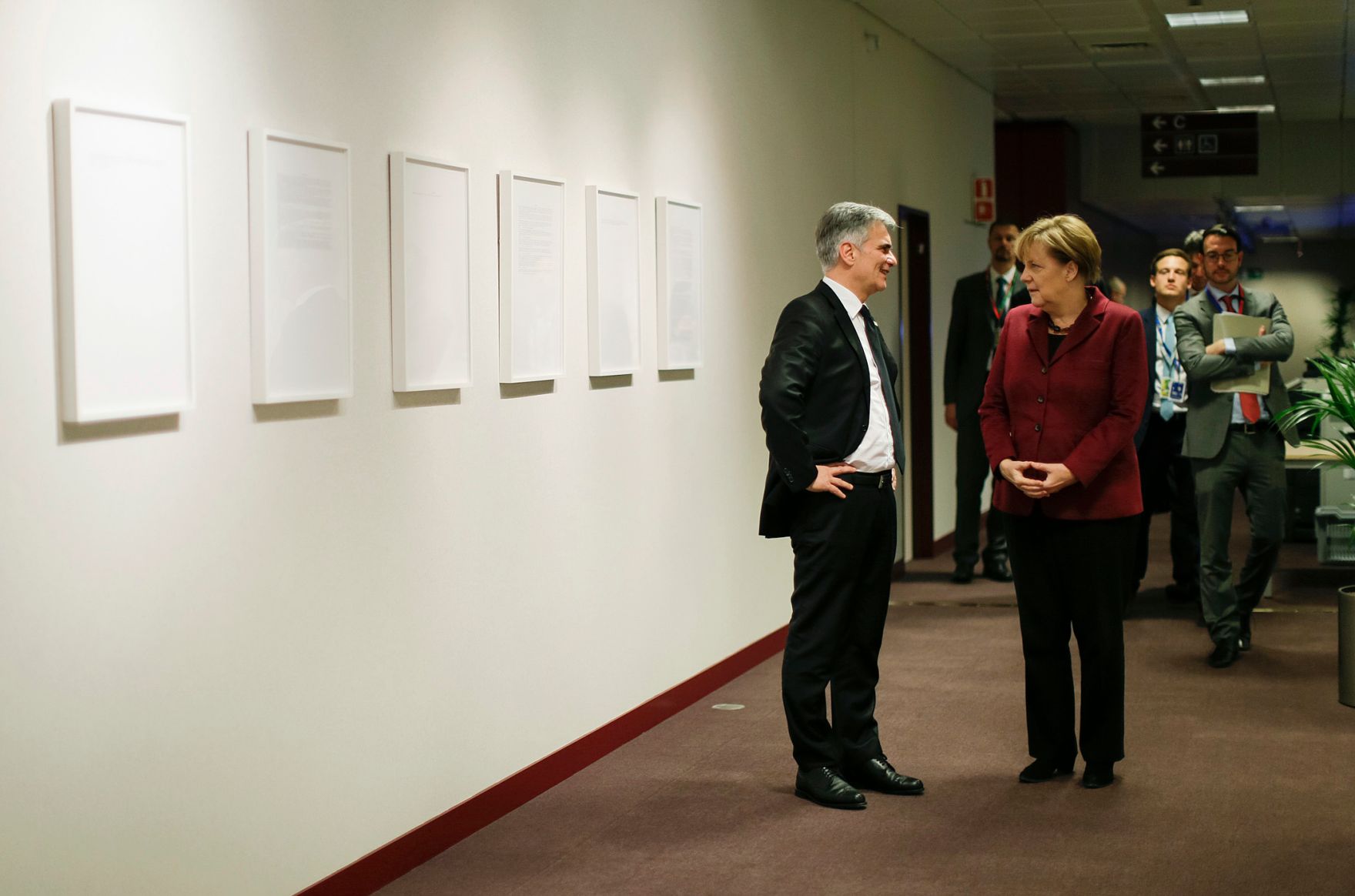 Am 29. November 2015 fand in Br&uuml;ssel der Sondergipfel der Staats- und Regierungschefs statt. Im Bild Bundeskanzler Werner Faymann (l.) mit der deutschen Bundeskanzlerin Angela Merkel (r.).