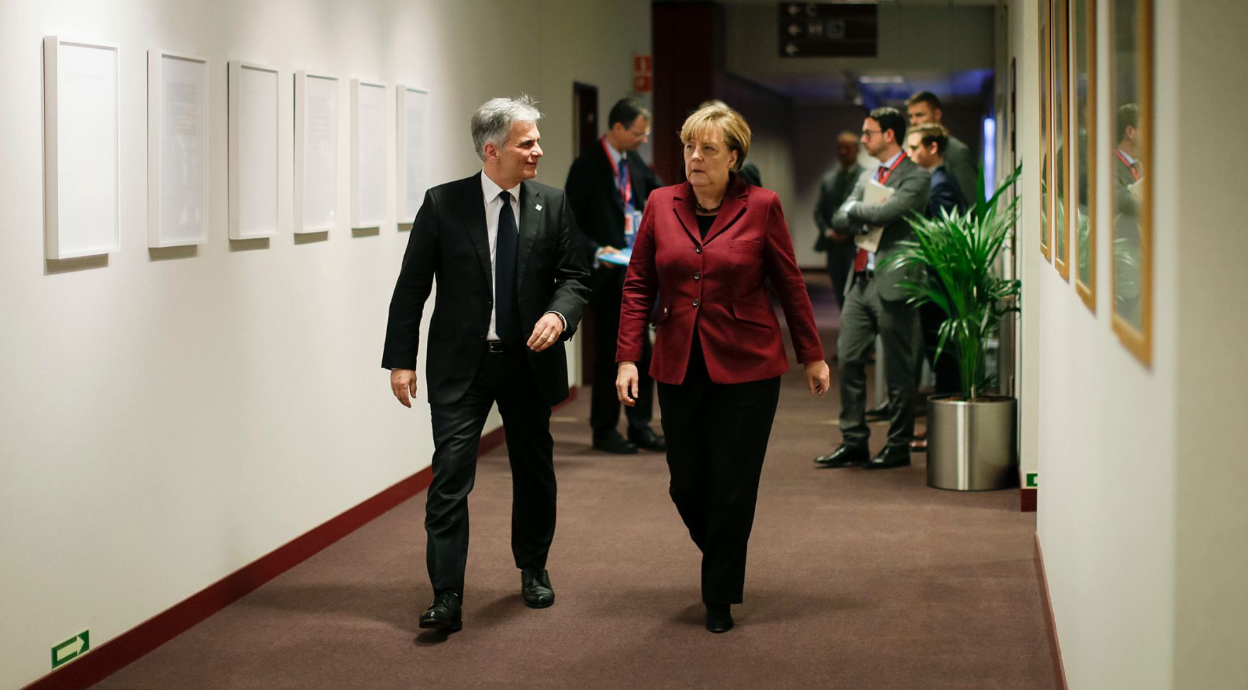 Am 29. November 2015 fand in Br&uuml;ssel der Sondergipfel der Staats- und Regierungschefs statt. Im Bild Bundeskanzler Werner Faymann (l.) mit der deutschen Bundeskanzlerin Angela Merkel (r.).