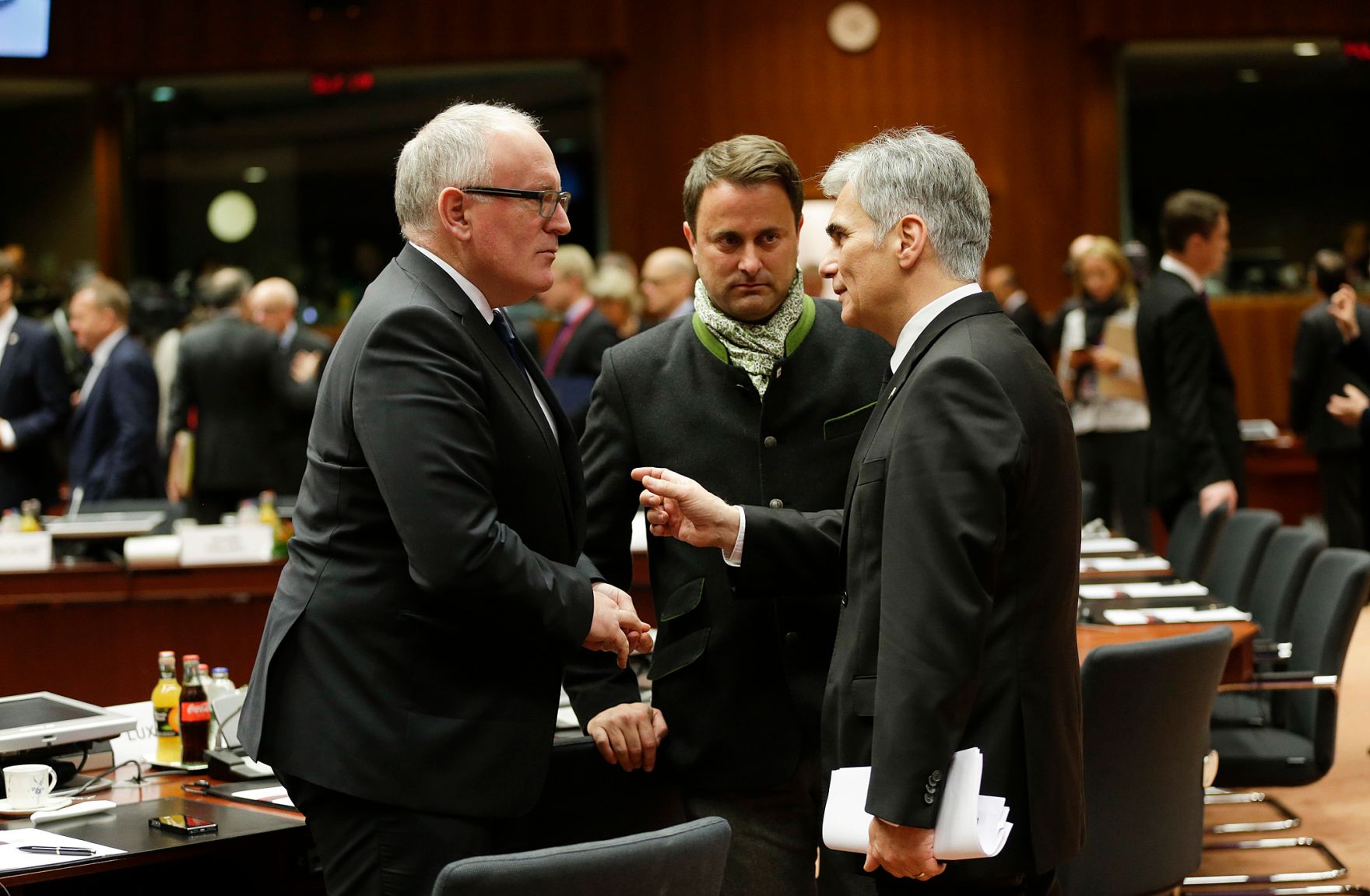 Am 29. November 2015 fand in Br&uuml;ssel der Sondergipfel der Staats- und Regierungschefs statt. Im Bild Bundeskanzler Werner Faymann (r.) mit dem Premierminister des Gro&szlig;herzogtums Luxemburg, Xavier Bettel (m.) und dem Vizepr&auml;sidenten der Europ&auml;ischen Kommission Frans Timmermans (l.).