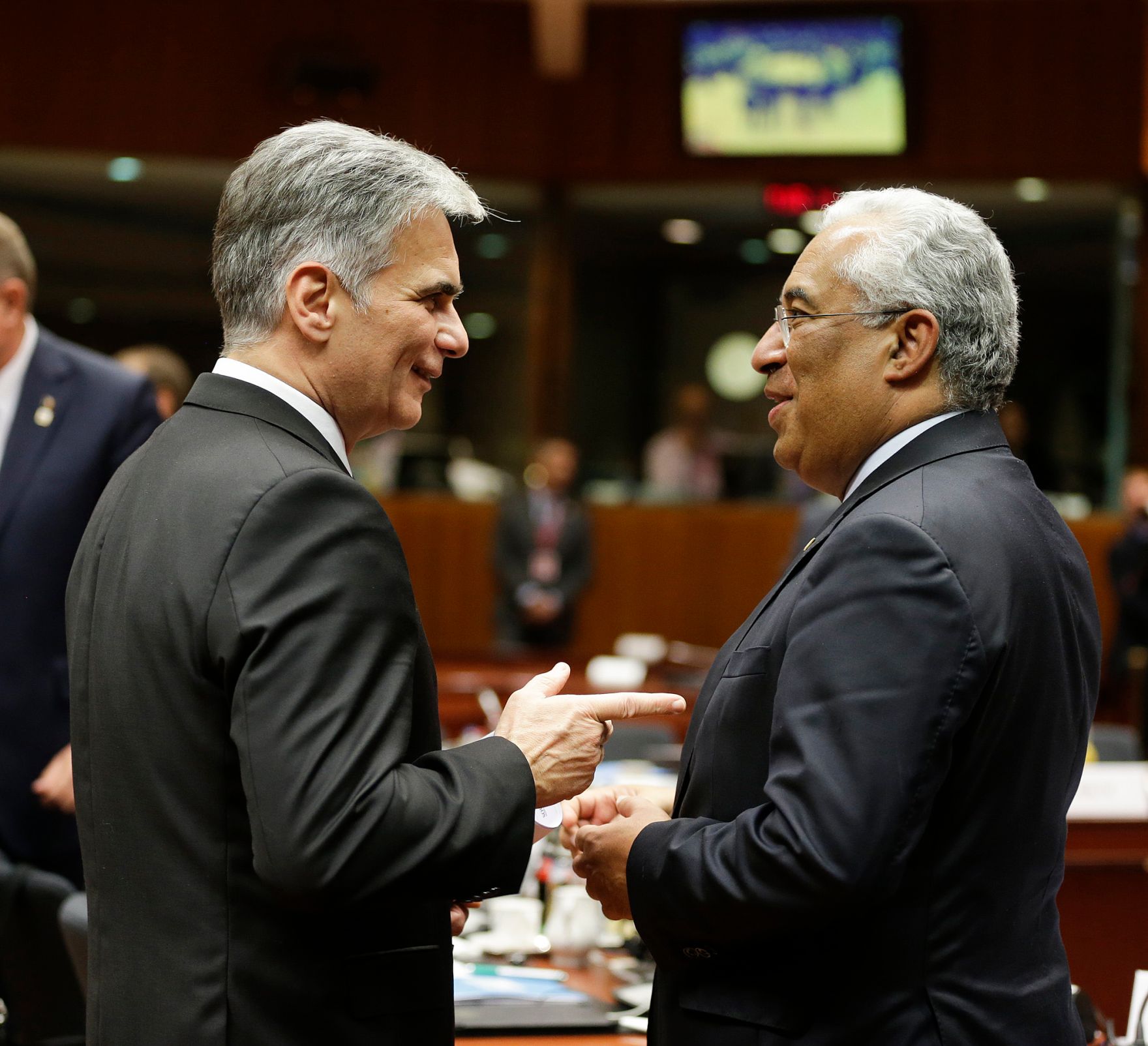 Am 29. November 2015 fand in Br&uuml;ssel der Sondergipfel der Staats- und Regierungschefs statt. Im Bild Bundeskanzler Werner Faymann (l.) mit dem portugiesischen Premierminister Ant&oacute;nio Costa (r.).