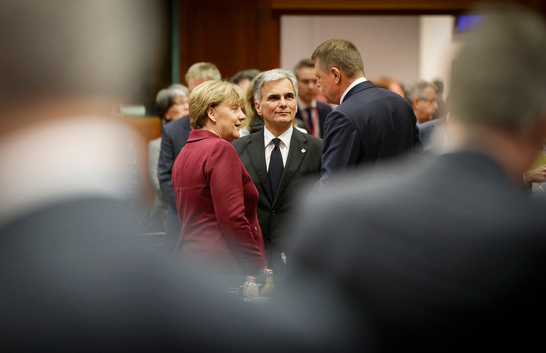 Am 29. November 2015 fand in Br&uuml;ssel der Sondergipfel der Staats- und Regierungschefs statt. Im Bild Bundeskanzler Werner Faymann (m.) mit der deutschen Bundeskanzlerin Angela Merkel (l.) und dem rum&auml;nischen Pr&auml;sidenten Klaus Johannis (r.).