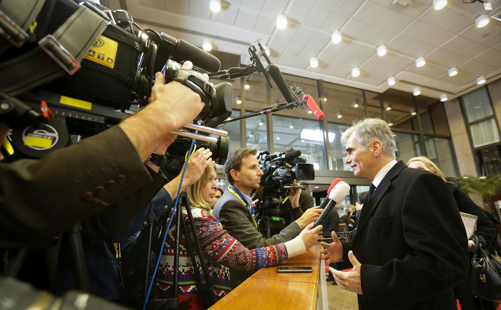 Am 29. November 2015 fand in Br&uuml;ssel der Sondergipfel der Staats- und Regierungschefs statt. Im Bild Bundeskanzler Werner Faymann bei Pressestatements.