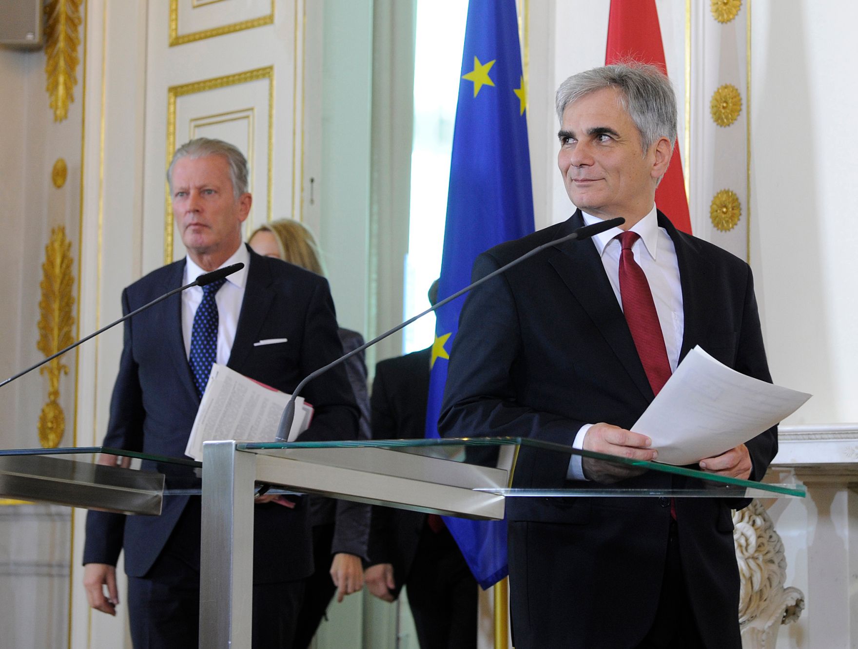 Bundeskanzler Werner Faymann (r.) mit Vizekanzler und Bundesminister Reinhold Mitterlehner (l.) beim Pressefoyer nach dem Ministerrat am 1. Dezember 2015.