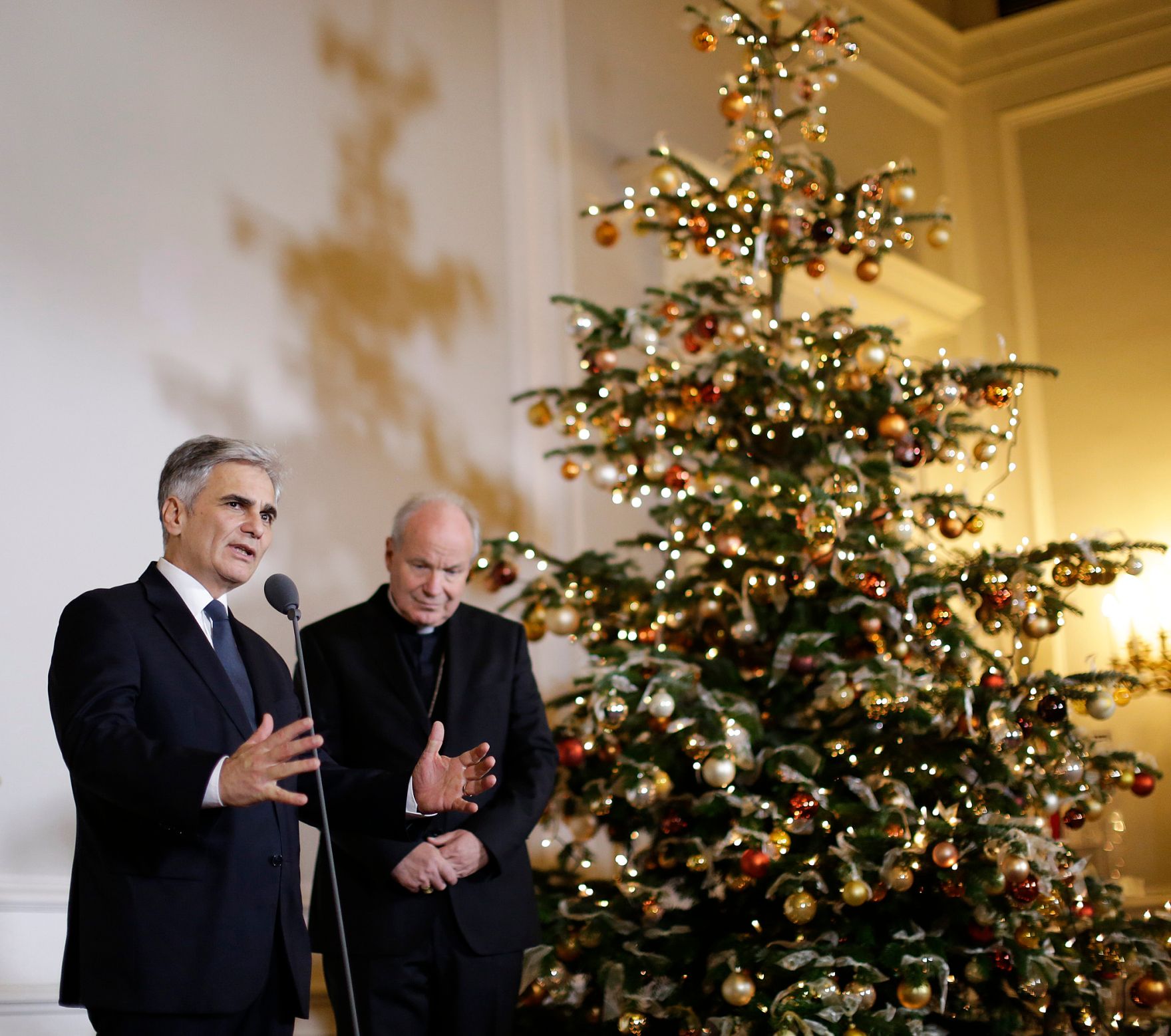 Am 1. Dezember 2015 fand im Bundeskanzleramt das vorweihnachtliche Abendessen im Rahmen des interreligi&ouml;sen Dialoges statt. Im Bild Bundeskanzler Werner Faymann (l.) gemeinsam mit Kardinal Christoph Sch&ouml;nborn (r.).