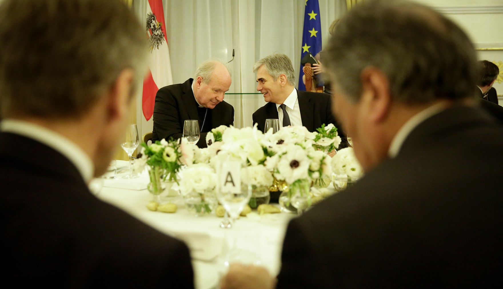 Am 1. Dezember 2015 fand im Bundeskanzleramt das vorweihnachtliche Abendessen im Rahmen des interreligi&ouml;sen Dialoges statt. Im Bild Bundeskanzler Werner Faymann (r.) gemeinsam mit Kardinal Christoph Sch&ouml;nborn (l.).