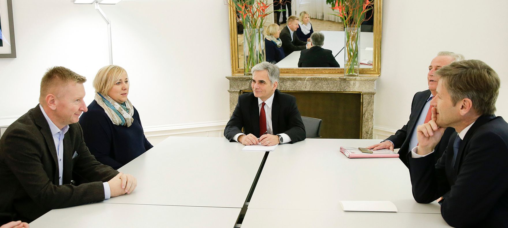Am 1. Dezember 2015 lud der Bundeskanzler die Betriebsr&auml;te der Supermarkt-Kette Zielpunkt zu einem Gespr&auml;ch in das Bundeskanzleramt ein. Im Bild (v.l.n.r) Betriebsrat Gerd Huber, Betriebsr&auml;tin Snjezana Braijinovic, Bundeskanzler Werner Faymann, Sozialminister Rudolf Hundstorfer und Kanzleramtsminister Josef Ostermayer.
