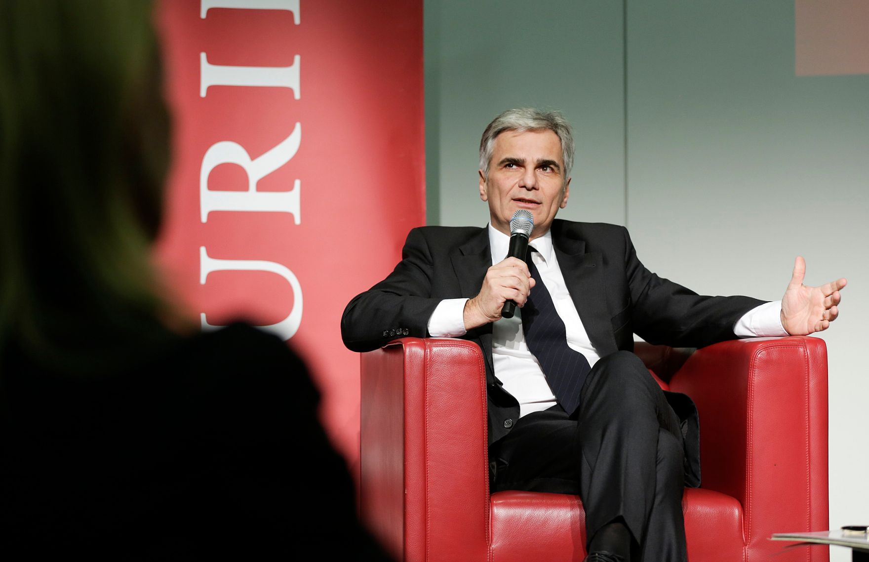 Am 2. Dezember 2015 stellten sich Bundeskanzler Werner Faymann (im Bild) und Vizekanzler und Bundesminister Reinhold Mitterlehner den Fragen der Kurierleser im Raiffeisen Forum in Wien.