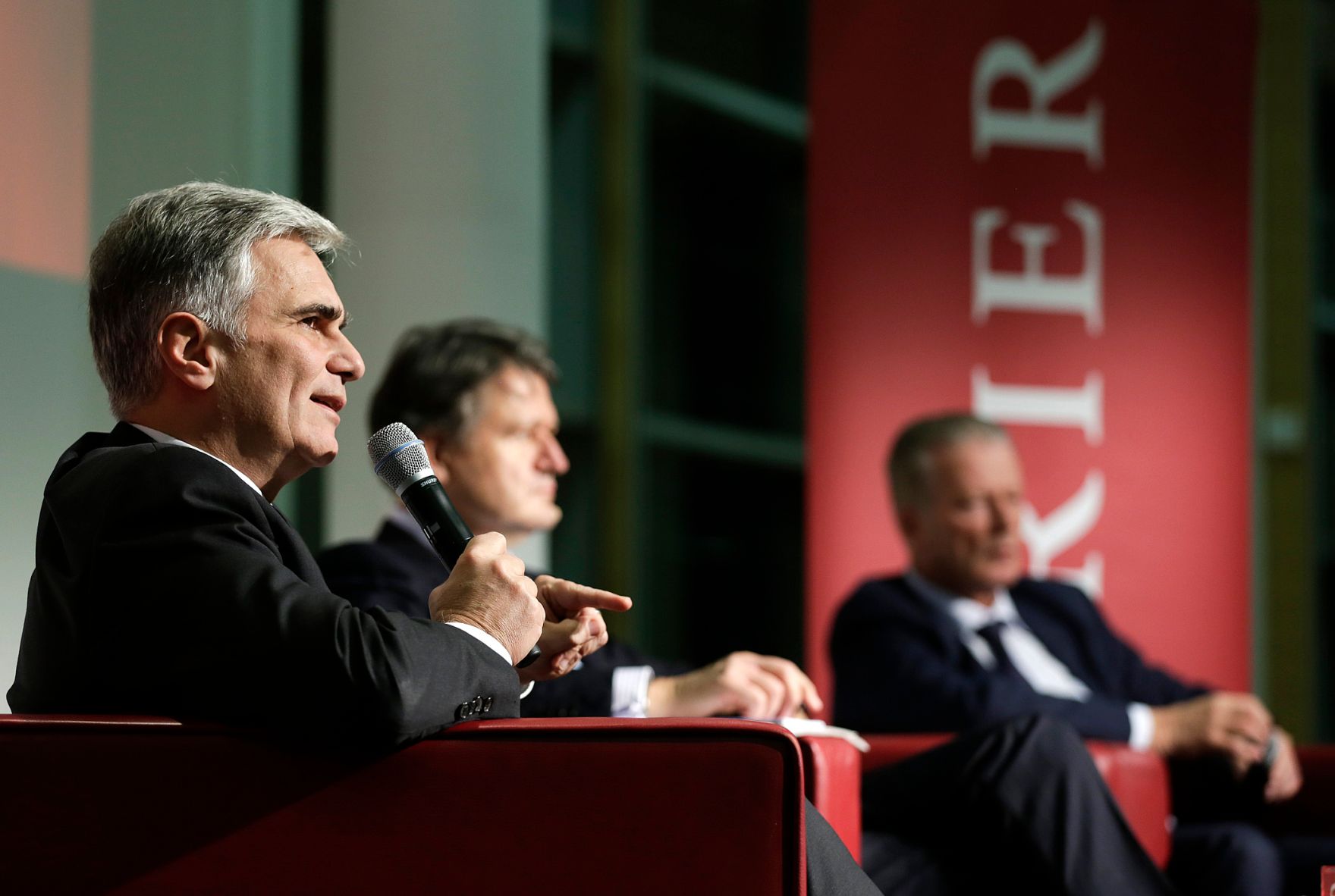 Am 2. Dezember 2015 stellten sich Bundeskanzler Werner Faymann (l.) und Vizekanzler und Bundesminister Reinhold Mitterlehner (r.) den Fragen der Kurierleser im Raiffeisen Forum in Wien. Im Bild mit dem Chefredakteur des Kurier Helmut Brandst&auml;tter (m.).