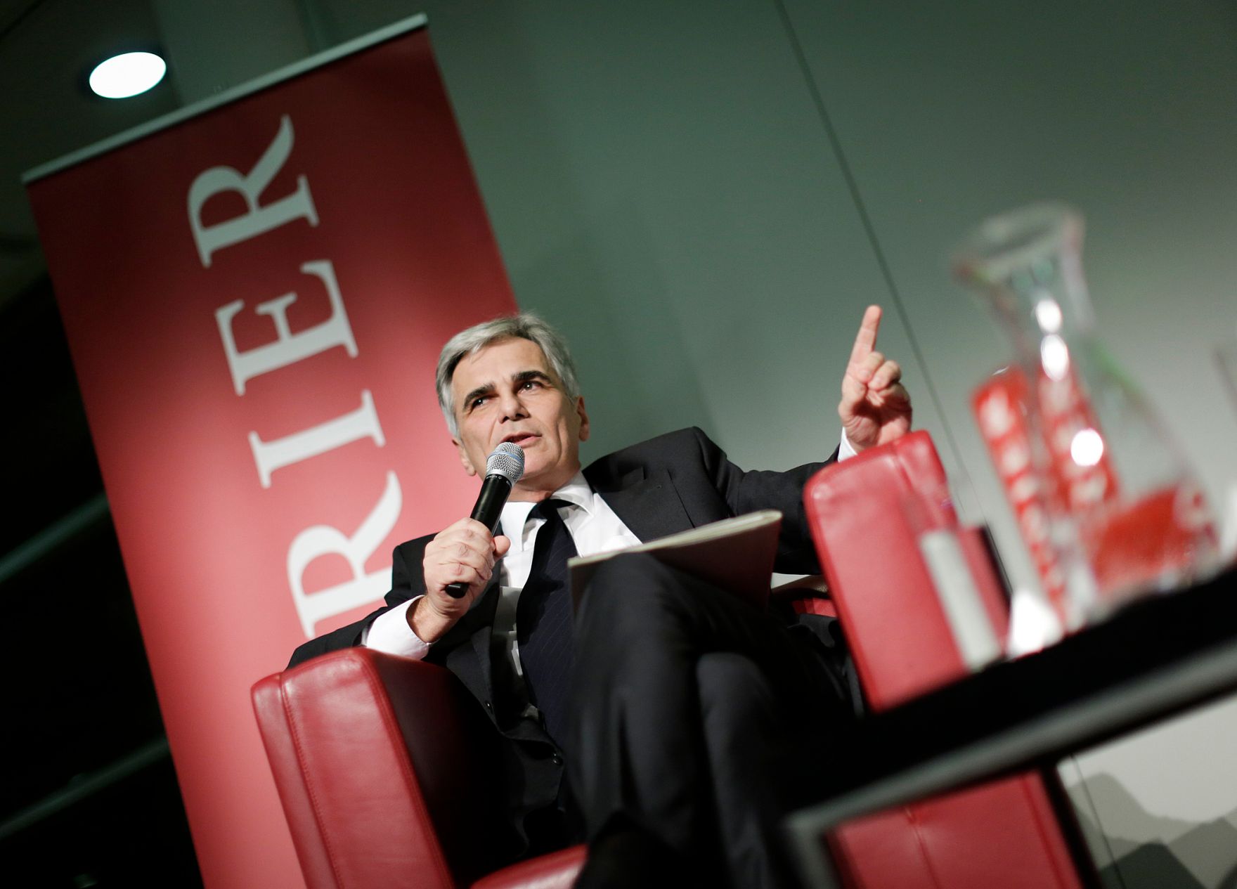 Am 2. Dezember 2015 stellten sich Bundeskanzler Werner Faymann (im Bild) und Vizekanzler und Bundesminister Reinhold Mitterlehner den Fragen der Kurierleser im Raiffeisen Forum in Wien.