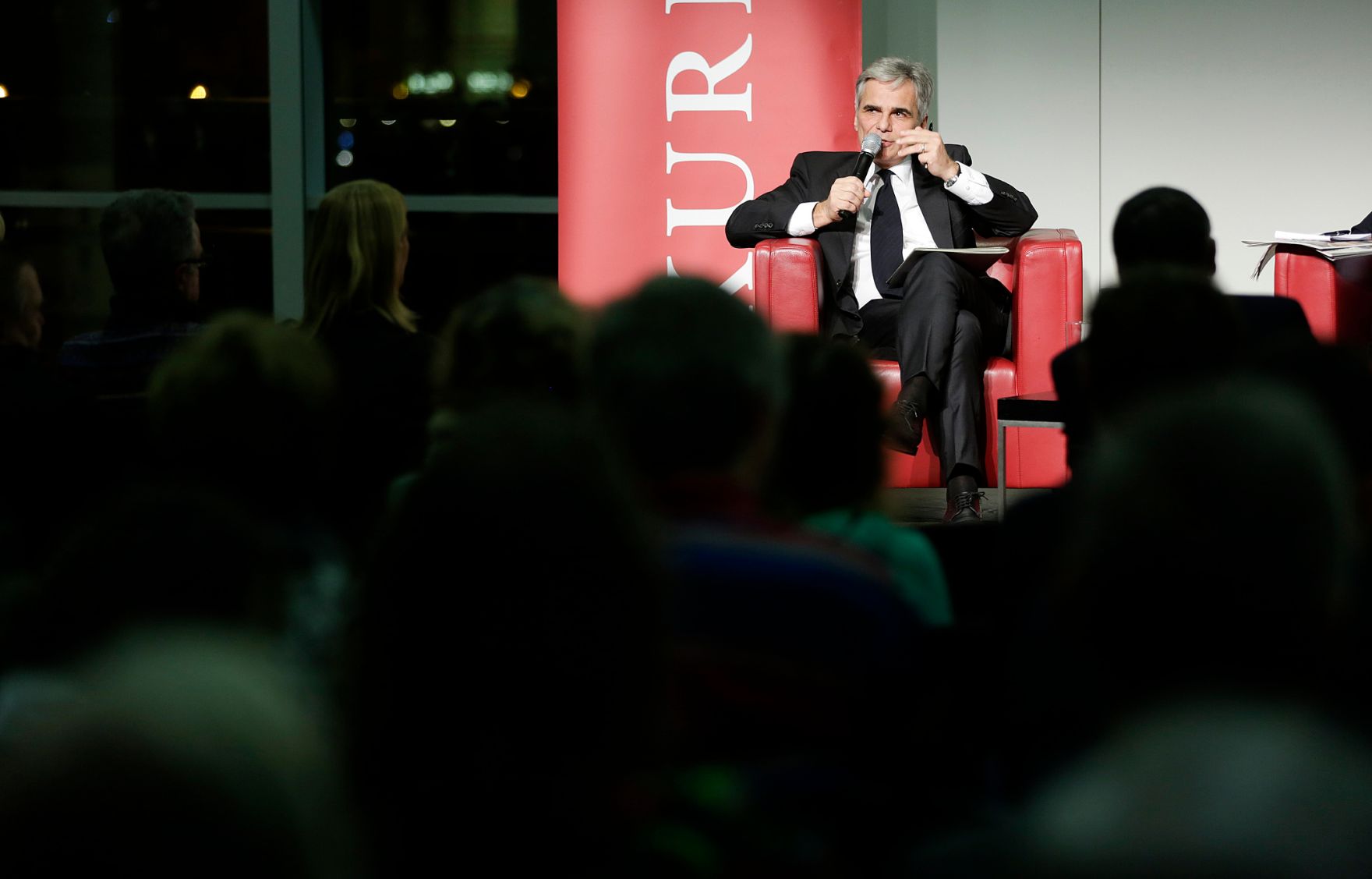 Am 2. Dezember 2015 stellten sich Bundeskanzler Werner Faymann (im Bild) und Vizekanzler und Bundesminister Reinhold Mitterlehner den Fragen der Kurierleser im Raiffeisen Forum in Wien.
