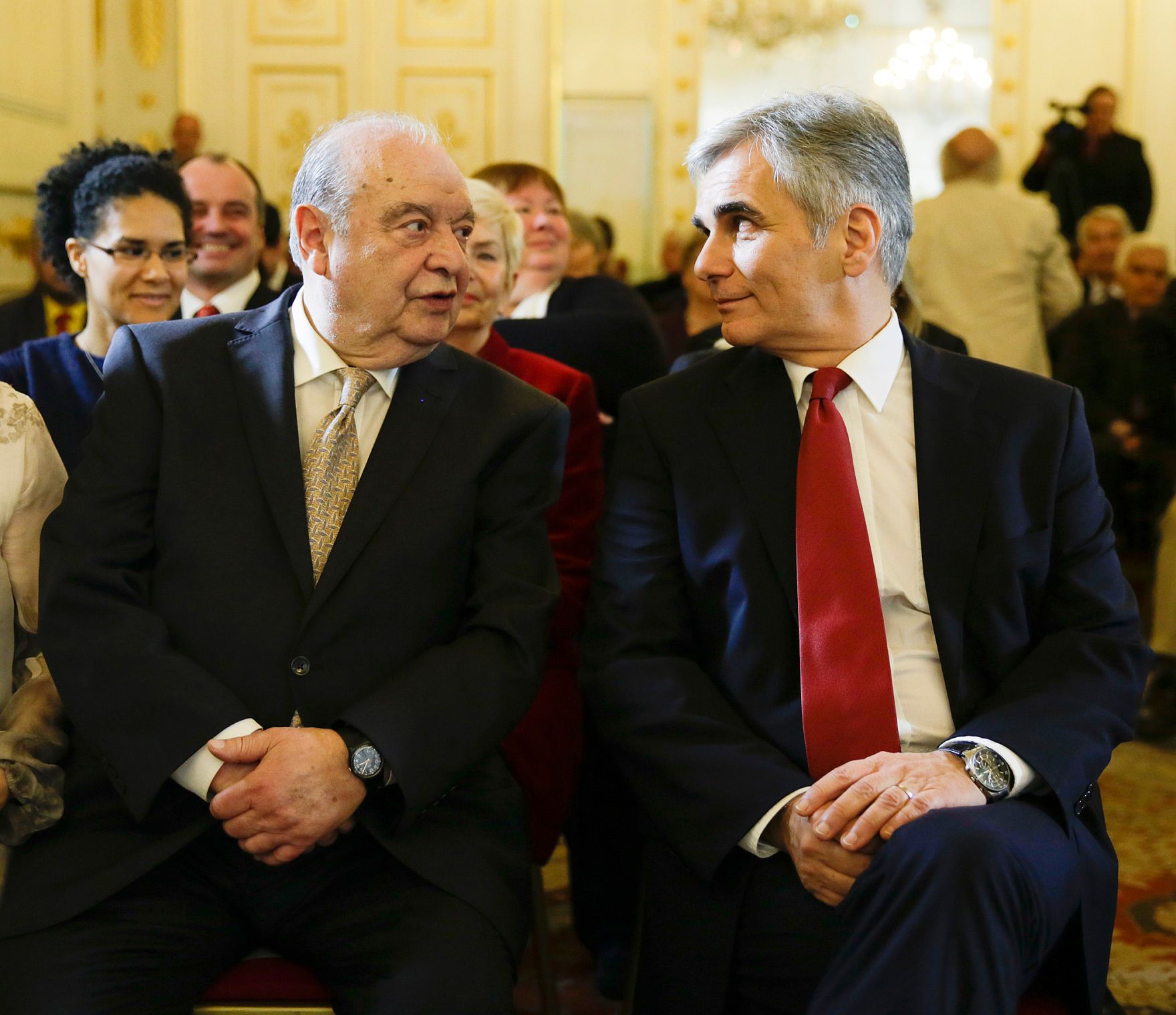 Am 4. Dezember 2015 &uuml;berreichte Bundeskanzler Werner Faymann (r.) das &ouml;sterreichische Ehrenkreuz f&uuml;r Wissenschaft und Kunst an Rudolf Gelbard (l.).