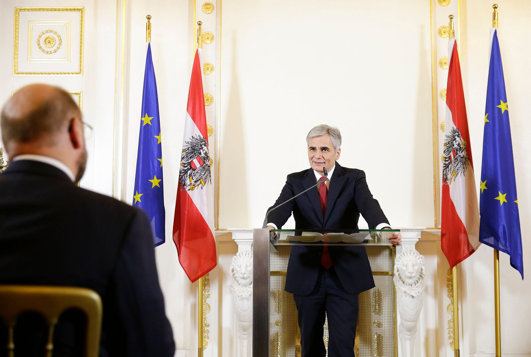 Am 4. Dezember 2015 &uuml;berreichte Bundeskanzler Werner Faymann (im Bild) das &ouml;sterreichische Ehrenkreuz f&uuml;r Wissenschaft und Kunst an Rudolf Gelbard.