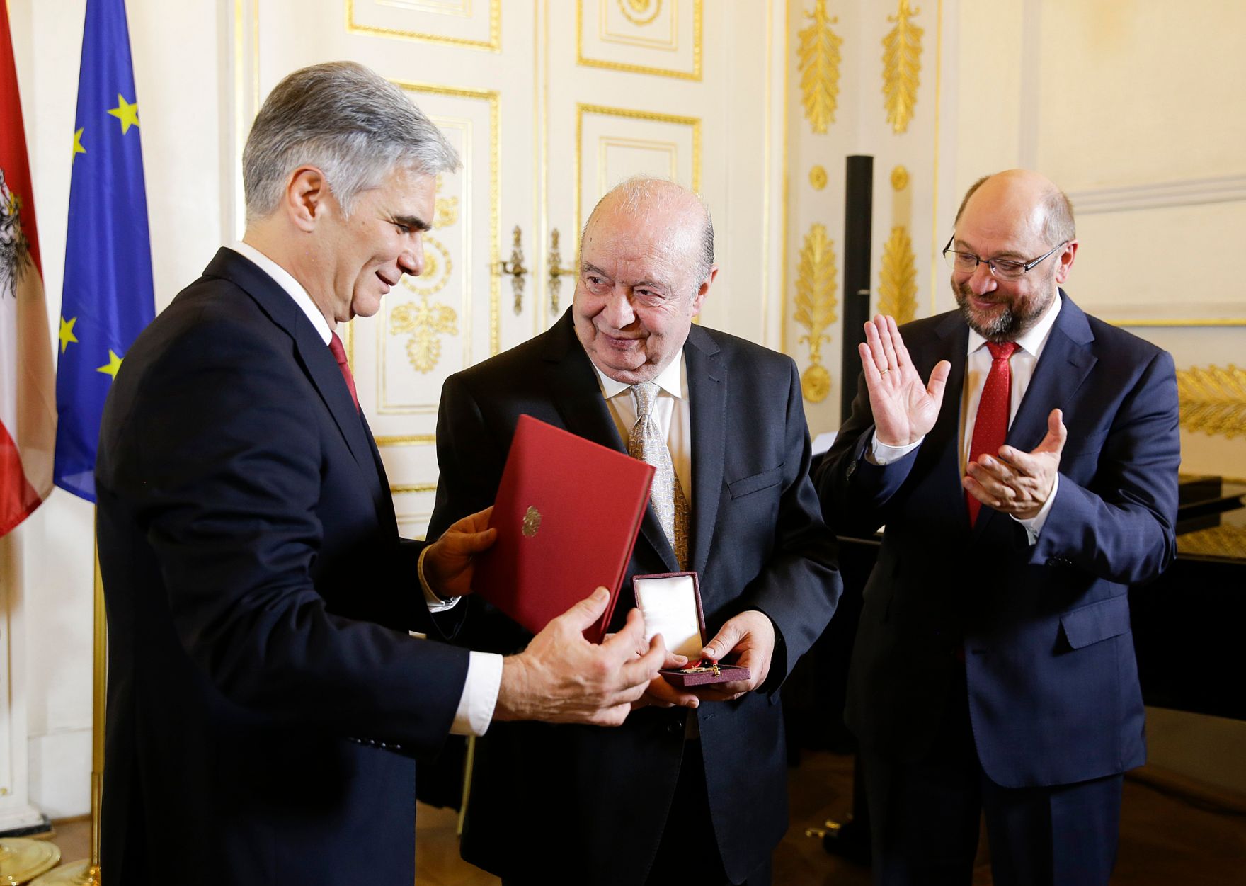 Am 4. Dezember 2015 &uuml;berreichte Bundeskanzler Werner Faymann (l.) das &ouml;sterreichische Ehrenkreuz f&uuml;r Wissenschaft und Kunst an Rudolf Gelbard (m.). Im Bild mit dem EU-Parlamentspr&auml;sidenten Martin Schulz (r.).