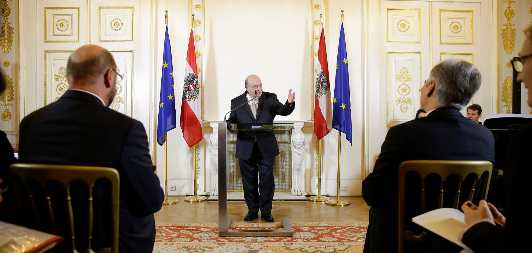 Am 4. Dezember 2015 &uuml;berreichte Bundeskanzler Werner Faymann das &ouml;sterreichische Ehrenkreuz f&uuml;r Wissenschaft und Kunst an Rudolf Gelbard (im Bild).