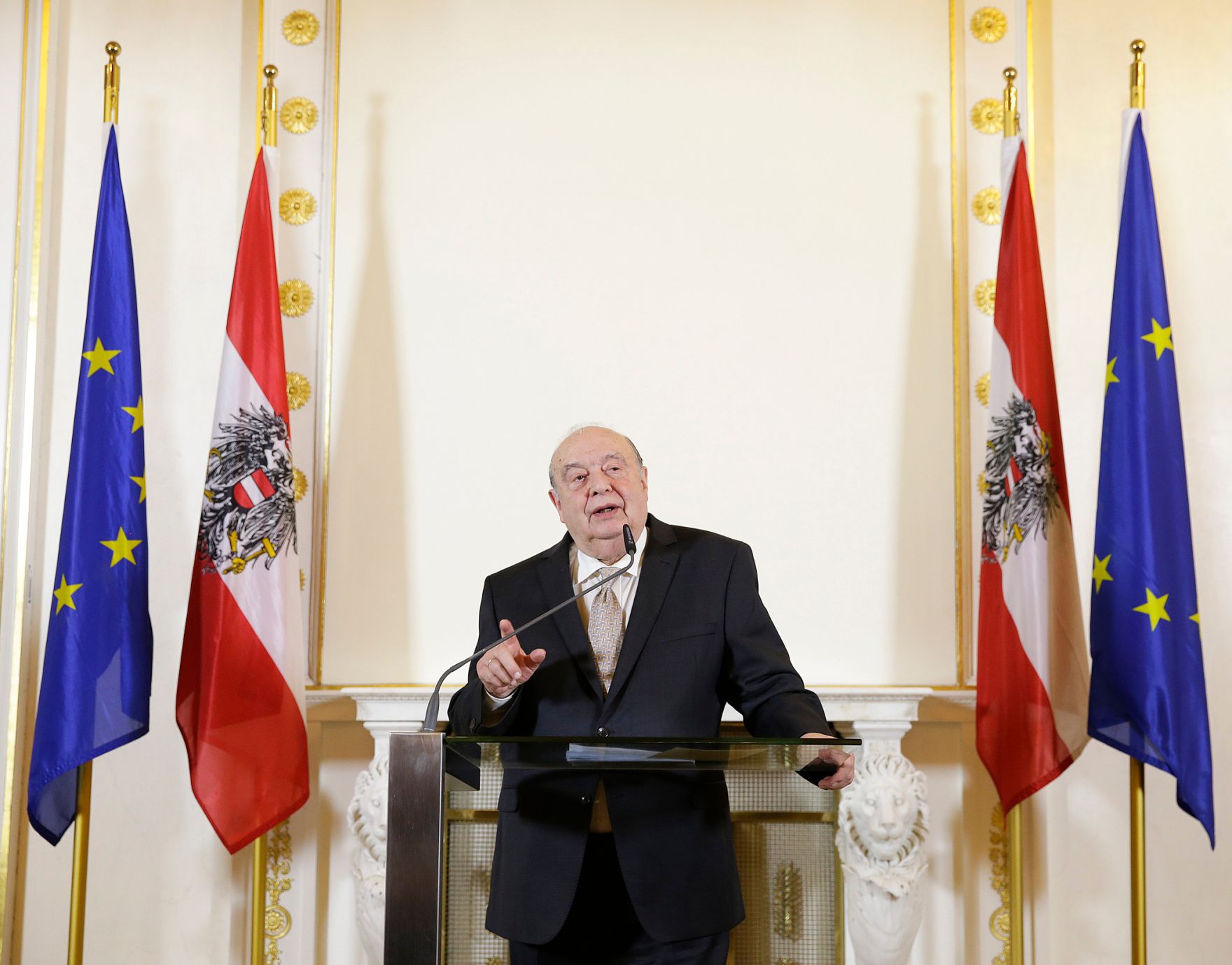 Am 4. Dezember 2015 &uuml;berreichte Bundeskanzler Werner Faymann das &ouml;sterreichische Ehrenkreuz f&uuml;r Wissenschaft und Kunst an Rudolf Gelbard (im Bild).