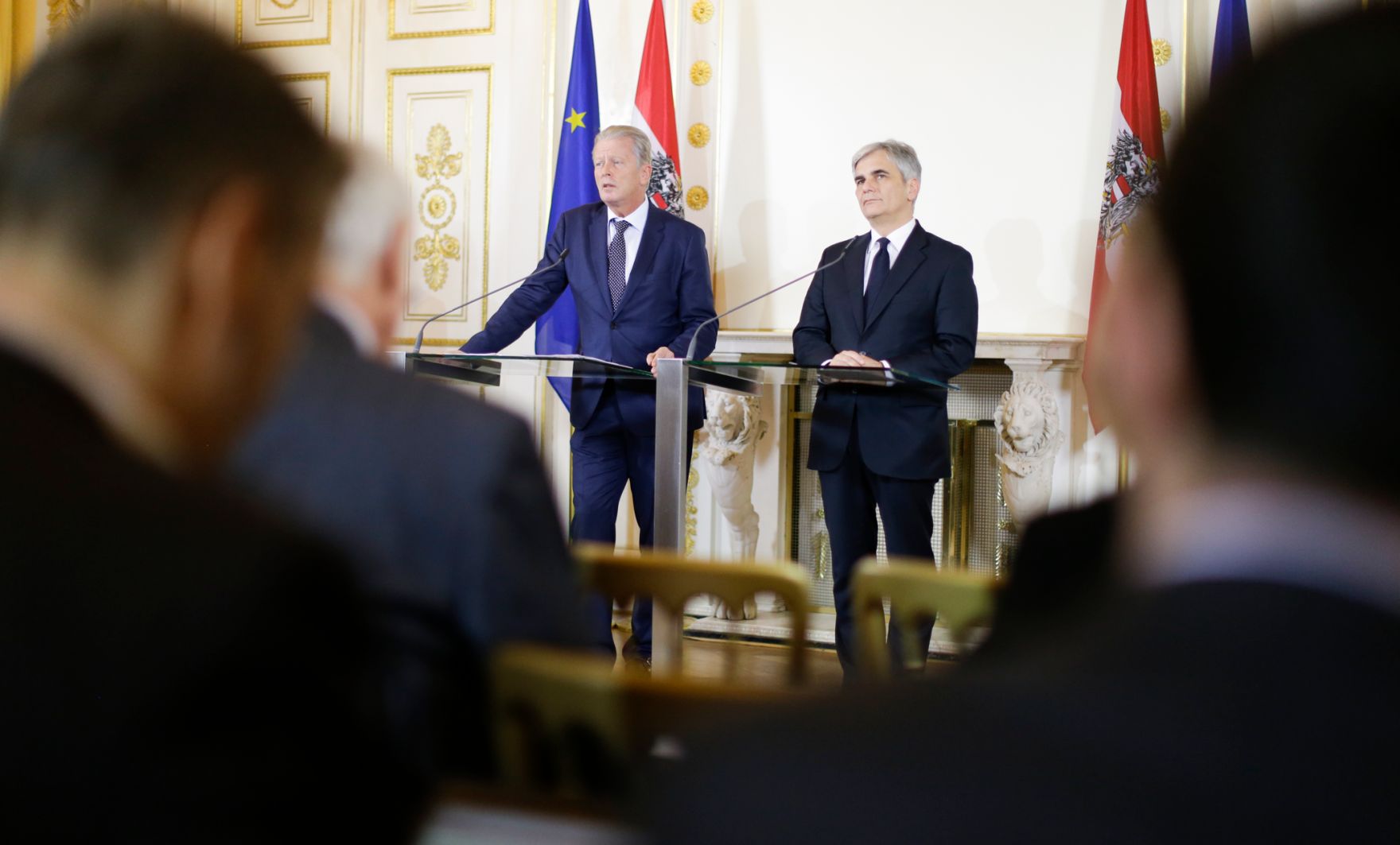 Bundeskanzler Werner Faymann (r.) mit Vizekanzler und Bundesminister Reinhold Mitterlehner (l.) beim Pressefoyer nach dem Ministerrat am 9. Dezember 2015. 
