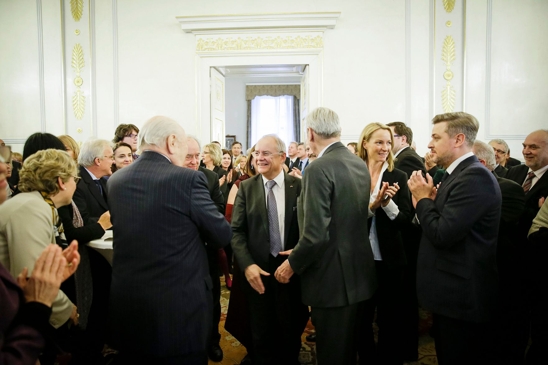 Am 14. Dezember 2015 &uuml;berreichte Bundeskanzler Werner Faymann die Urkunde mit der Manfred Matzka der Berufstitel Professor verliehen wurde.