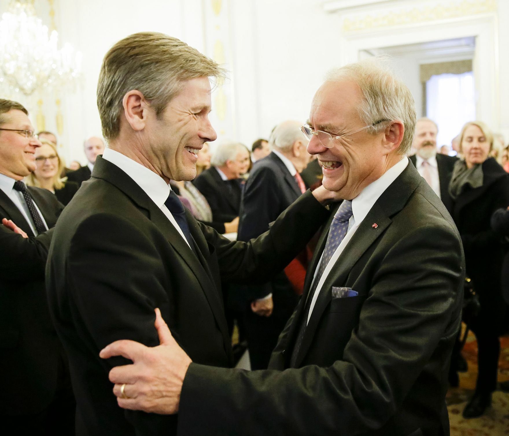 Am 14. Dezember 2015 &uuml;berreichte Bundeskanzler Werner Faymann die Urkunde mit der Manfred Matzka (r.) der Berufstitel Professor verliehen wurde. Im Bild mit Kunst- und Kulturminister Josef Ostermayer (l.).
