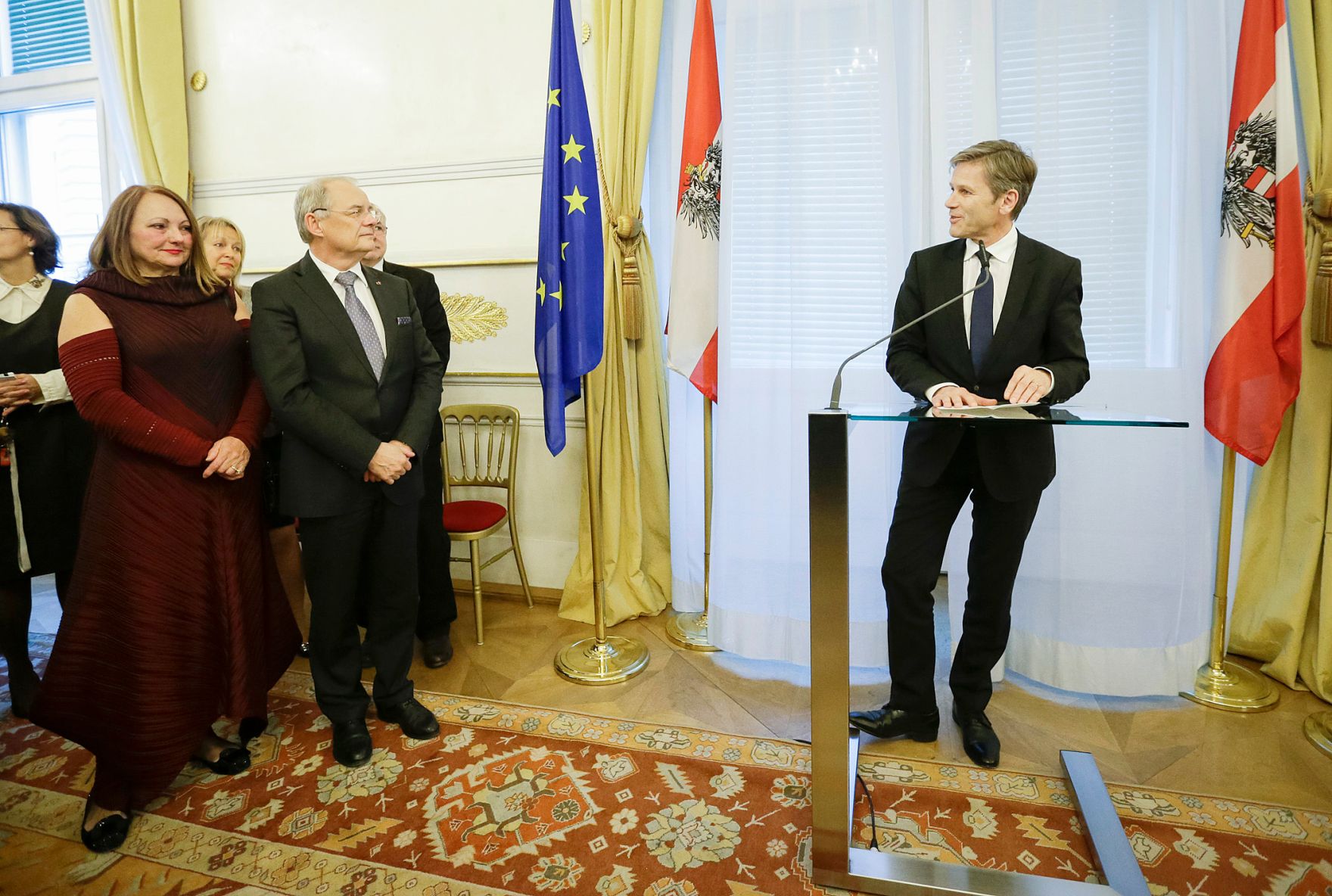Am 14. Dezember 2015 &uuml;berreichte Bundeskanzler Werner Faymann die Urkunde mit der Manfred Matzka (l.) der Berufstitel Professor verliehen wurde. Im Bild mit Kunst- und Kulturminister Josef Ostermayer (r.).