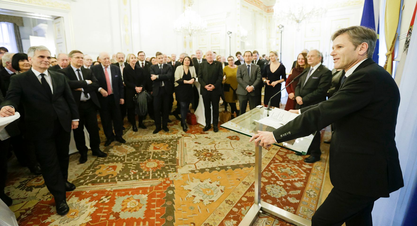 Am 14. Dezember 2015 &uuml;berreichte Bundeskanzler Werner Faymann die Urkunde mit der Manfred Matzka der Berufstitel Professor verliehen wurde. Im Bild Kunst- und Kulturminister Josef Ostermayer.