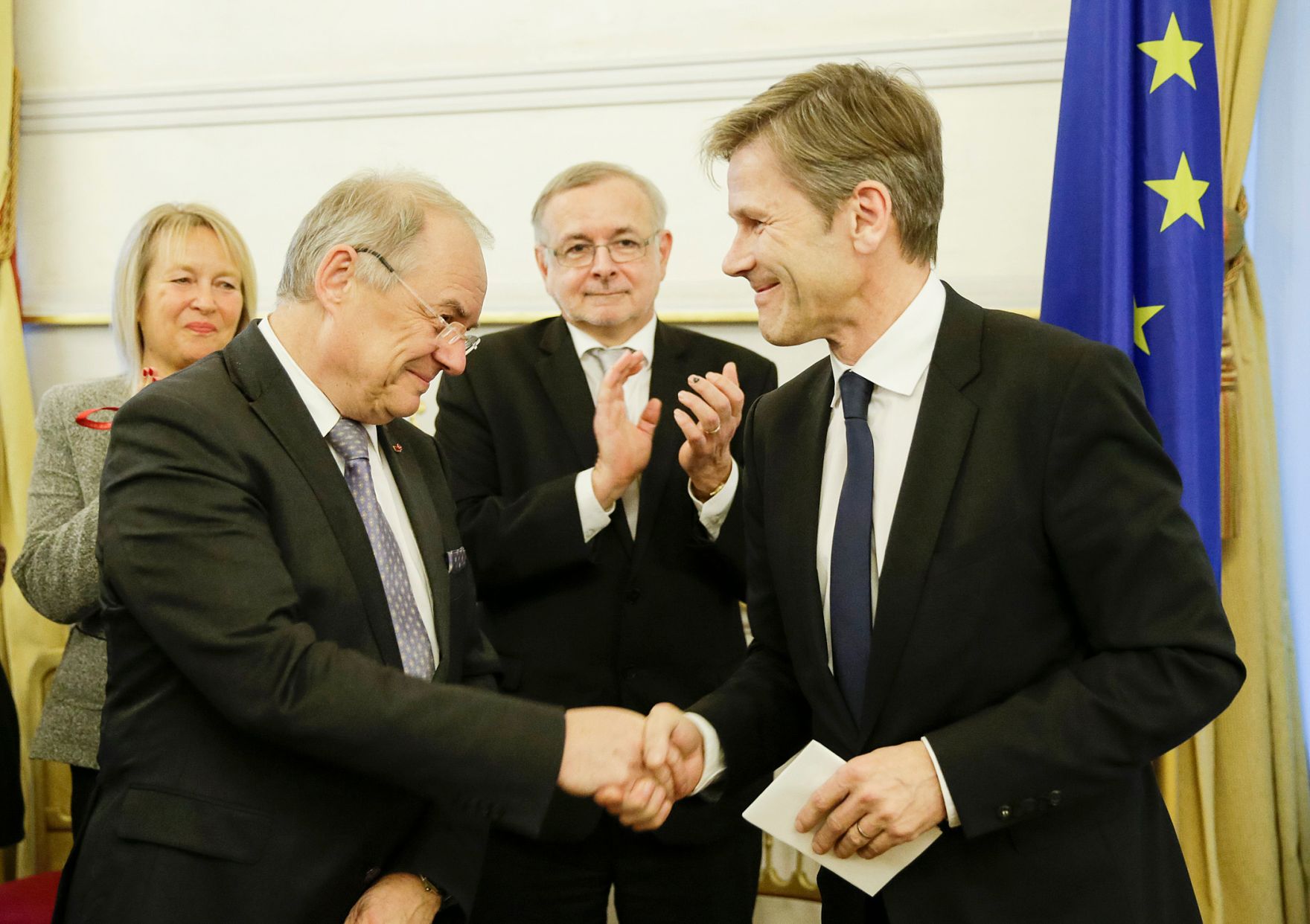 Am 14. Dezember 2015 &uuml;berreichte Bundeskanzler Werner Faymann die Urkunde mit der Manfred Matzka (l.) der Berufstitel Professor verliehen wurde. Im Bild mit Kunst- und Kulturminister Josef Ostermayer (r.).