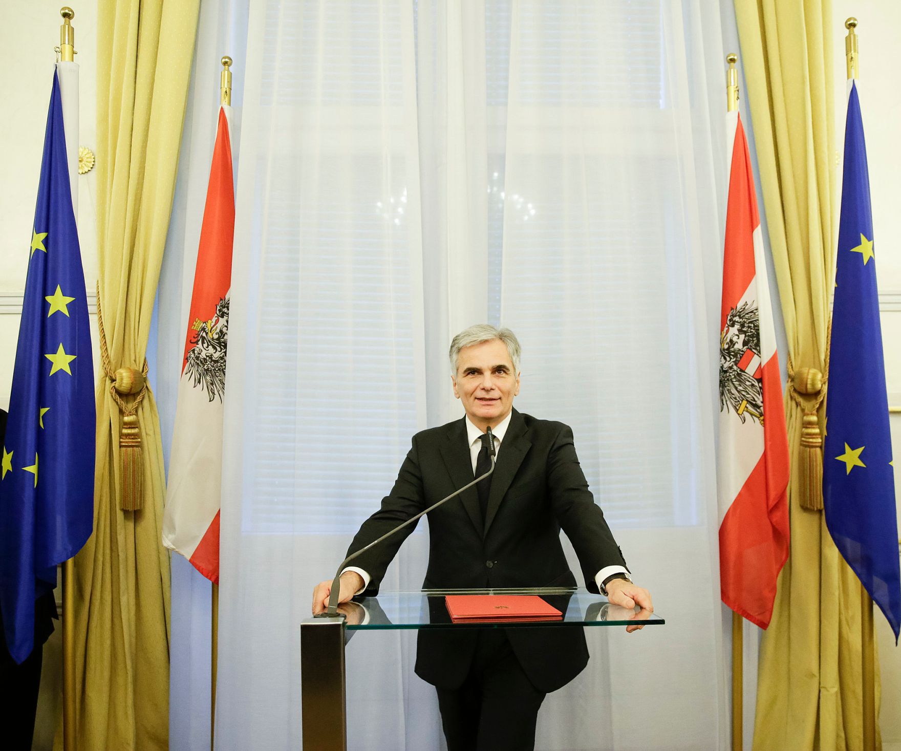 Am 14. Dezember 2015 &uuml;berreichte Bundeskanzler Werner Faymann (im Bild) die Urkunde mit der Manfred Matzka der Berufstitel Professor verliehen wurde.
