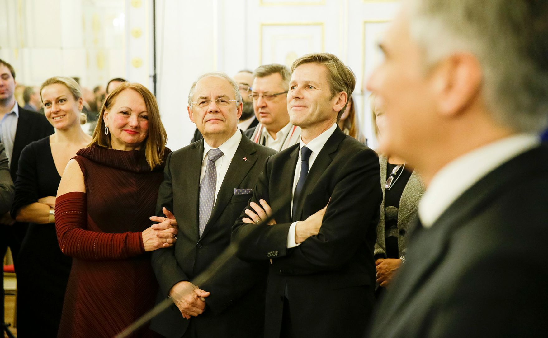 Am 14. Dezember 2015 &uuml;berreichte Bundeskanzler Werner Faymann (r.) die Urkunde mit der Manfred Matzka (m.l.) der Berufstitel Professor verliehen wurde. Im Bild Kunst- und Kulturminister Josef Ostermayer (m.r.).