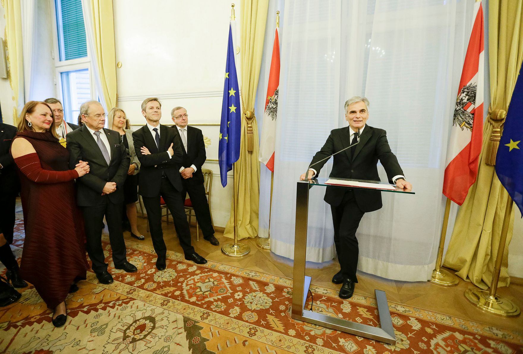Am 14. Dezember 2015 &uuml;berreichte Bundeskanzler Werner Faymann (r.) die Urkunde mit der Manfred Matzka (l.) der Berufstitel Professor verliehen wurde.