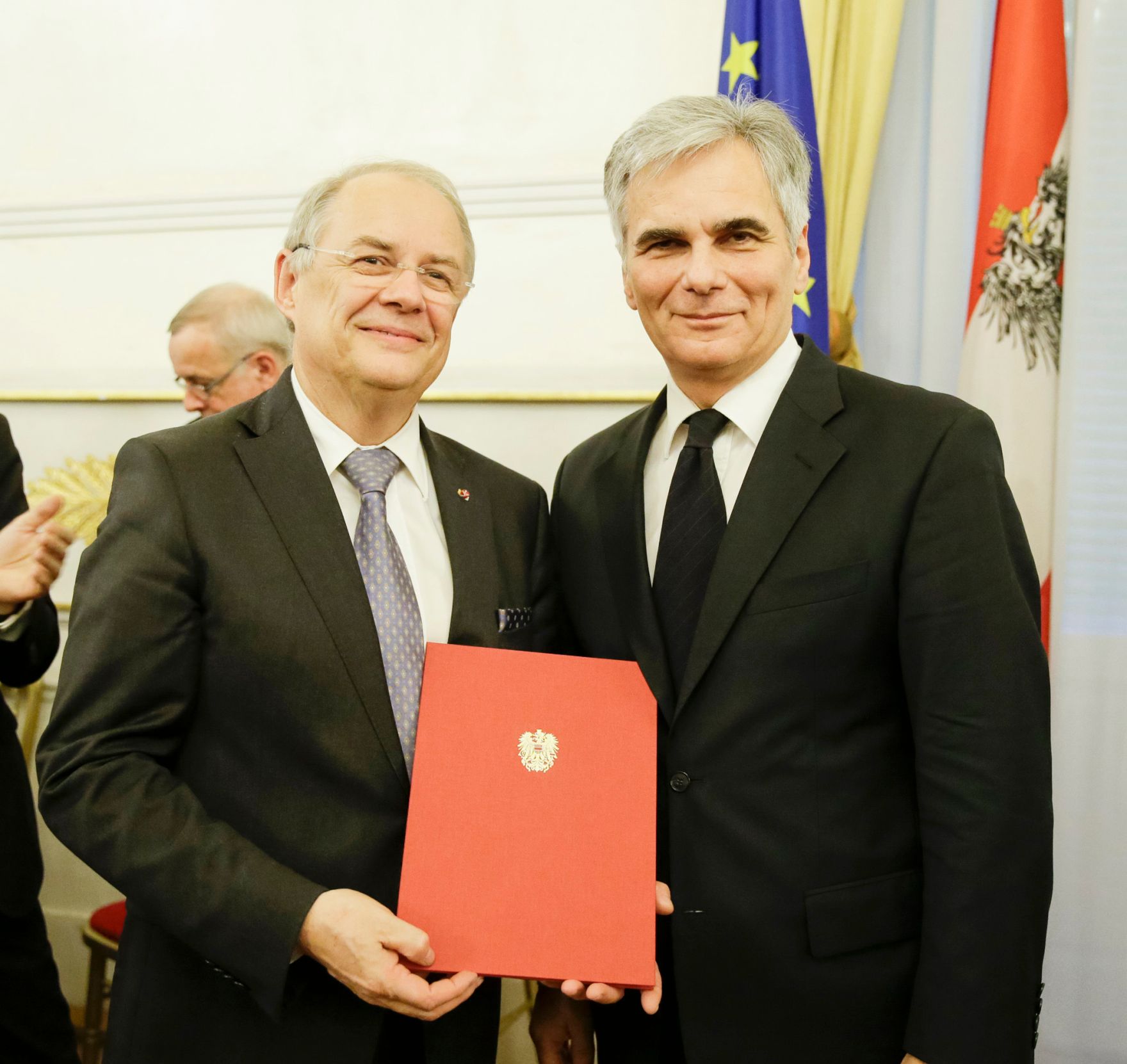 Am 14. Dezember 2015 &uuml;berreichte Bundeskanzler Werner Faymann (r.) die Urkunde mit der Manfred Matzka (l.) der Berufstitel Professor verliehen wurde.