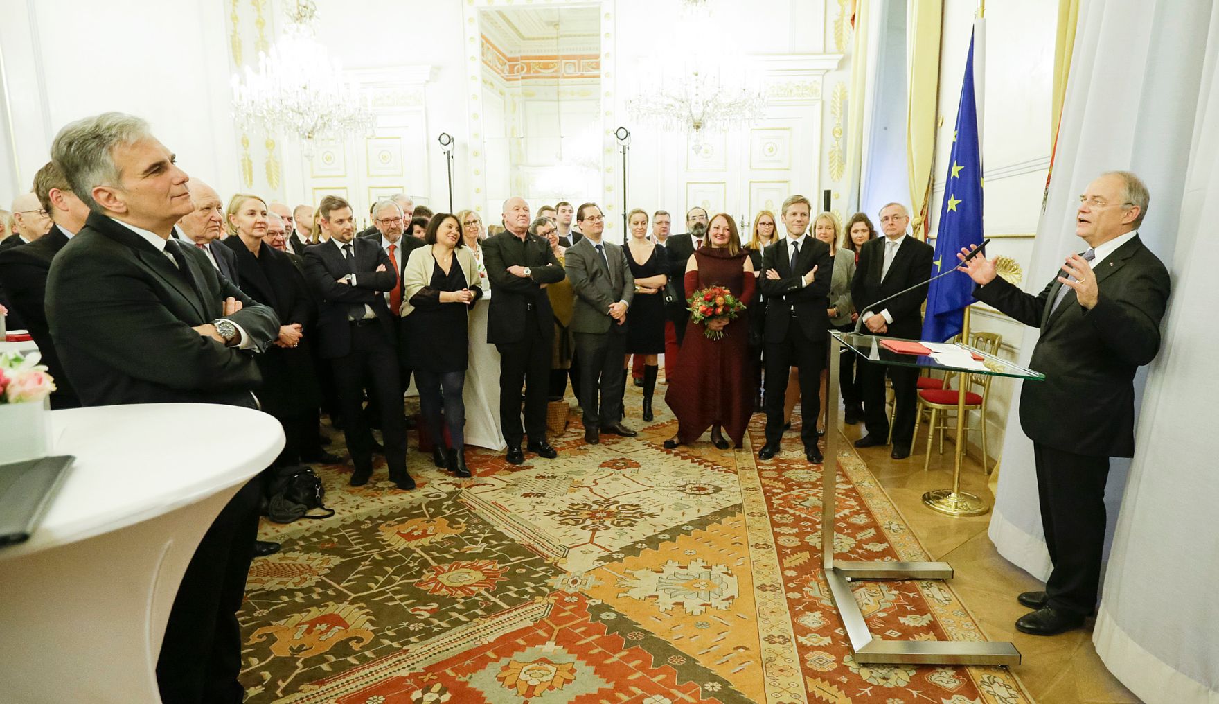 Am 14. Dezember 2015 &uuml;berreichte Bundeskanzler Werner Faymann die Urkunde mit der Manfred Matzka der Berufstitel Professor verliehen wurde.