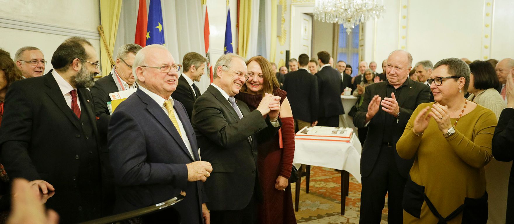 Am 14. Dezember 2015 &uuml;berreichte Bundeskanzler Werner Faymann die Urkunde mit der Manfred Matzka der Berufstitel Professor verliehen wurde.