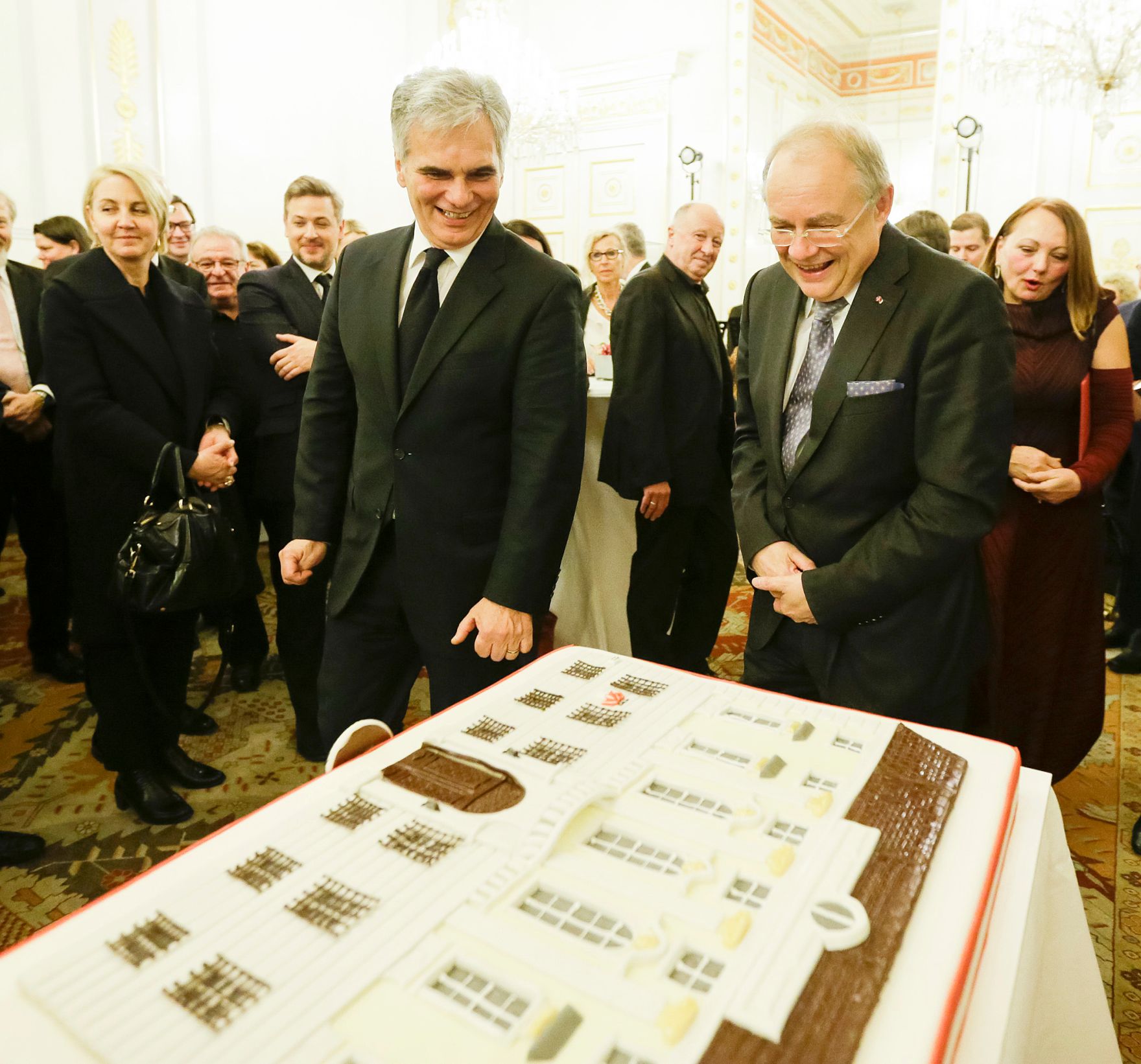 Am 14. Dezember 2015 &uuml;berreichte Bundeskanzler Werner Faymann (l.) die Urkunde mit der Manfred Matzka (r.) der Berufstitel Professor verliehen wurde.