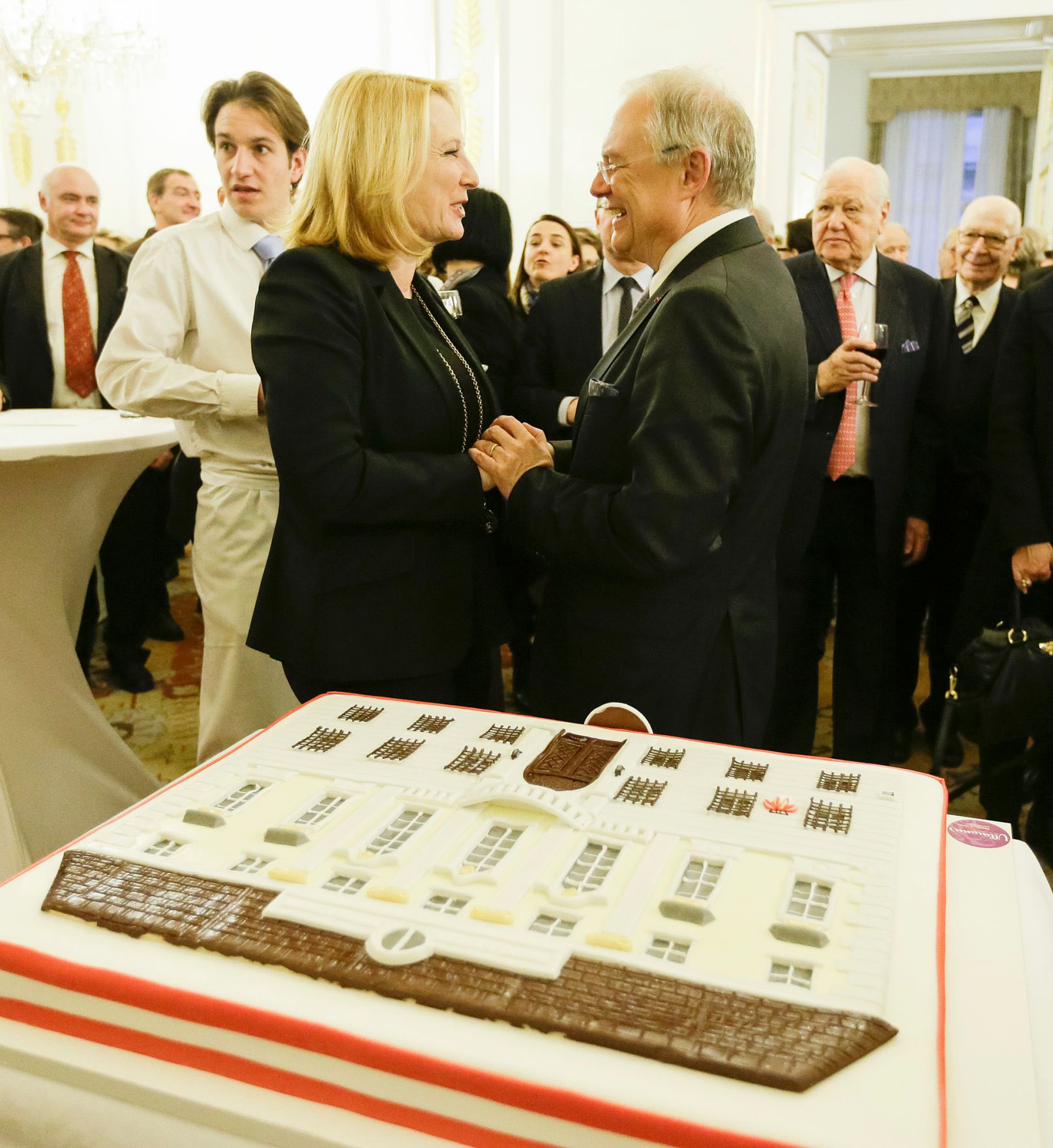 Am 14. Dezember 2015 &uuml;berreichte Bundeskanzler Werner Faymann die Urkunde mit der Manfred Matzka (r.) der Berufstitel Professor verliehen wurde. Im Bild mit der Parlamentspr&auml;sidentin Doris Bures (l.).