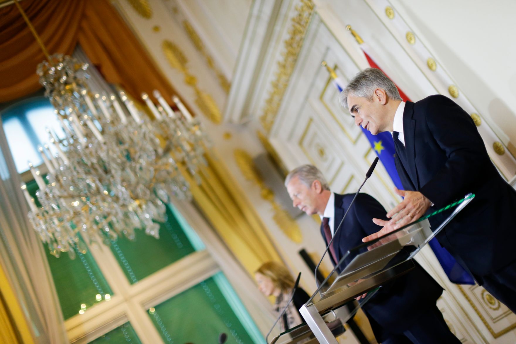 Bundeskanzler Werner Faymann (r.) mit Vizekanzler und Bundesminister Reinhold Mitterlehner (l.) beim Pressefoyer nach dem Ministerrat am 15. Dezember 2015. 