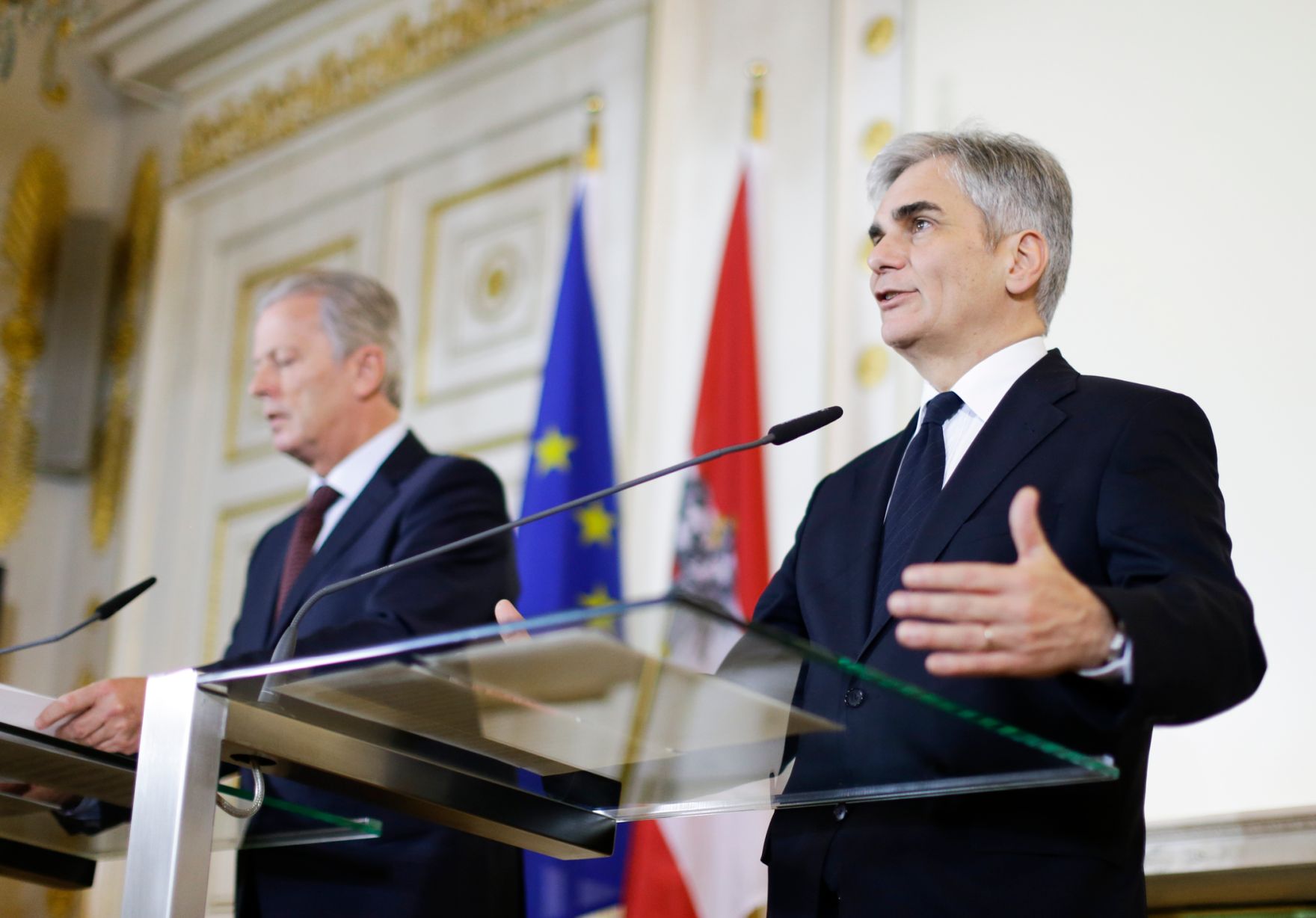 Bundeskanzler Werner Faymann (r.) mit Vizekanzler und Bundesminister Reinhold Mitterlehner (l.) beim Pressefoyer nach dem Ministerrat am 15. Dezember 2015. 