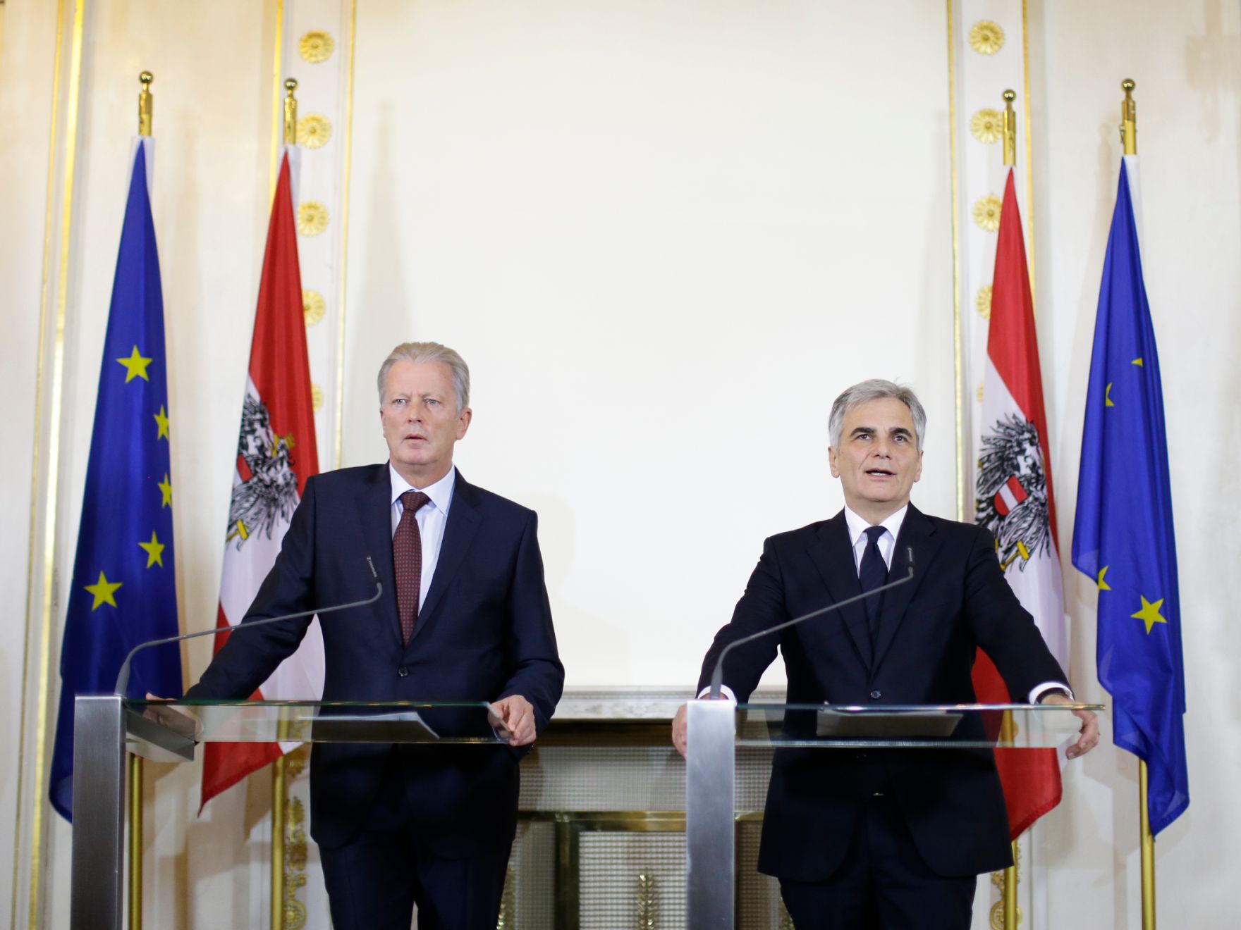 Bundeskanzler Werner Faymann (r.) mit Vizekanzler und Bundesminister Reinhold Mitterlehner (l.) beim Pressefoyer nach dem Ministerrat am 15. Dezember 2015. 
