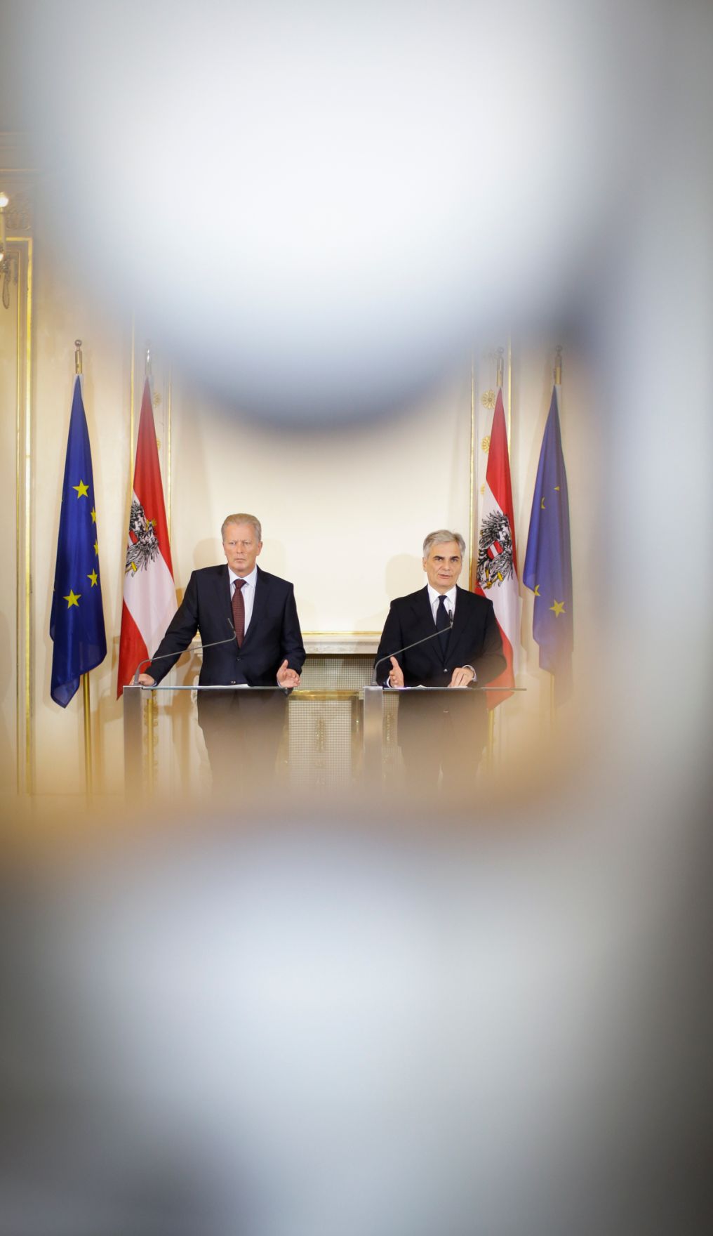 Bundeskanzler Werner Faymann (r.) mit Vizekanzler und Bundesminister Reinhold Mitterlehner (l.) beim Pressefoyer nach dem Ministerrat am 15. Dezember 2015. 