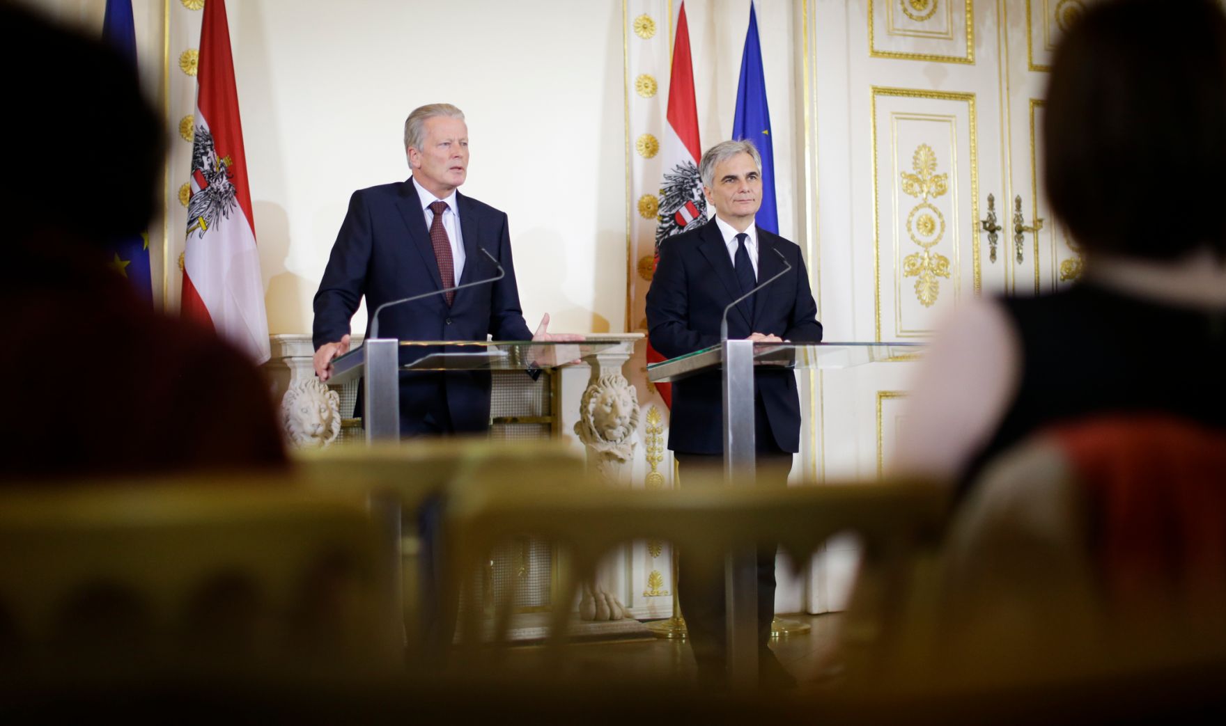 Bundeskanzler Werner Faymann (r.) mit Vizekanzler und Bundesminister Reinhold Mitterlehner (l.) beim Pressefoyer nach dem Ministerrat am 15. Dezember 2015. 