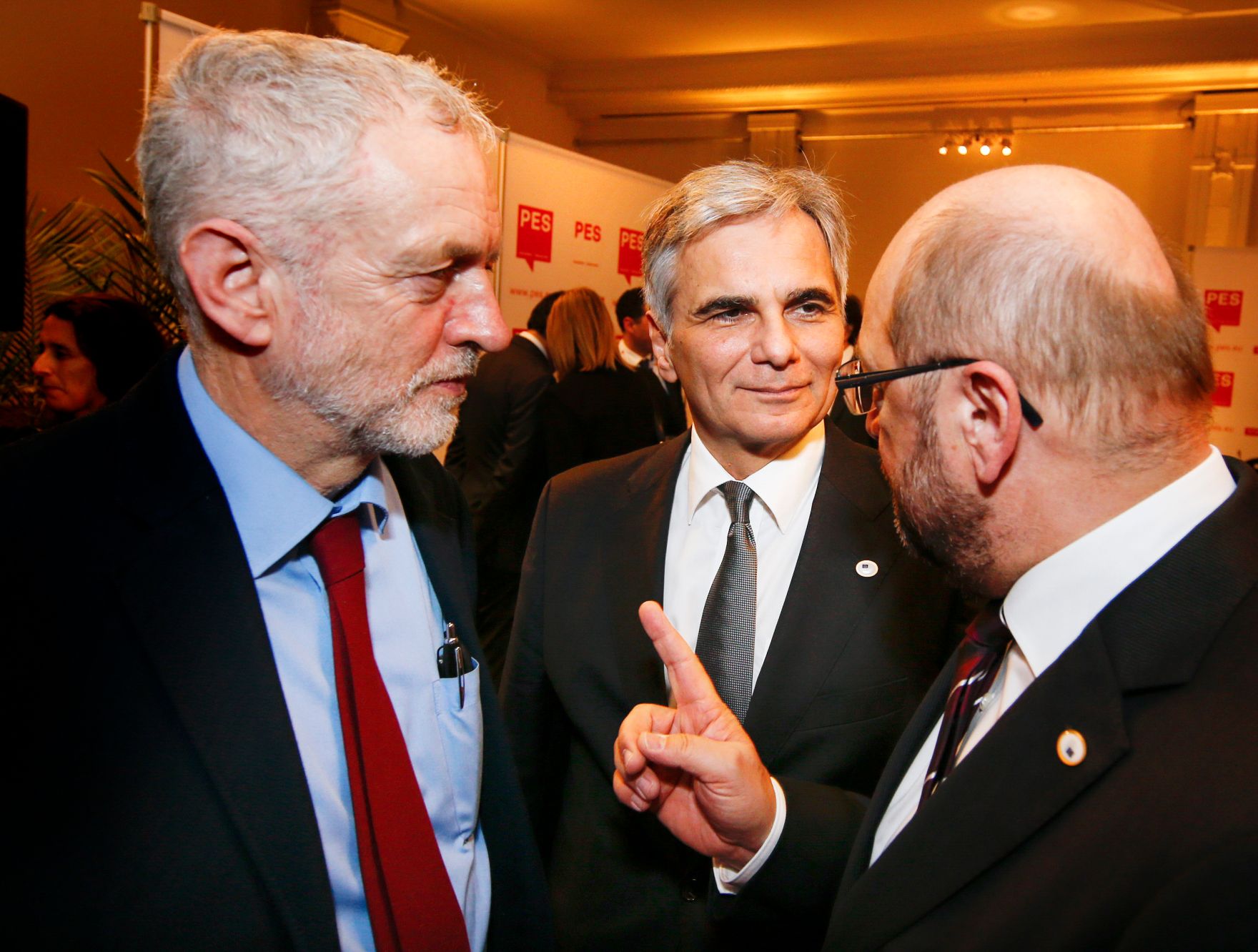 Am 17. Dezember 2015 besuchte der Bundeskanzler das PES-Treffen in Br&uuml;ssel. Im Bild Bundeskanzler Werner Faymann (m.) mit dem Parteivorsitzenden der britischen Labour Party Jeremy Corbyn (l.) und dem EU-Parlamentspr&auml;sidenten Martin Schulz (r.).