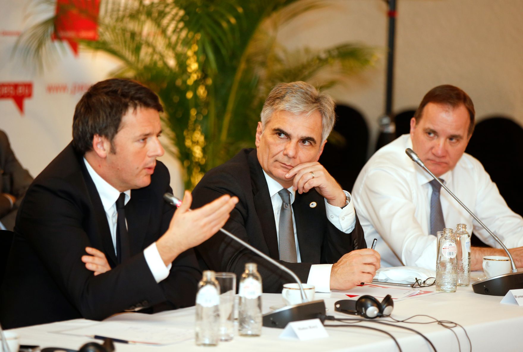 Am 17. Dezember 2015 besuchte der Bundeskanzler das PES-Treffen in Br&uuml;ssel. Im Bild Bundeskanzler Werner Faymann (m.) mit dem italienischen Ministerpr&auml;sidenten Matteo Renzi (l.) und dem schwedischen Ministerpr&auml;sidenten Stefan L&ouml;fven (r.).