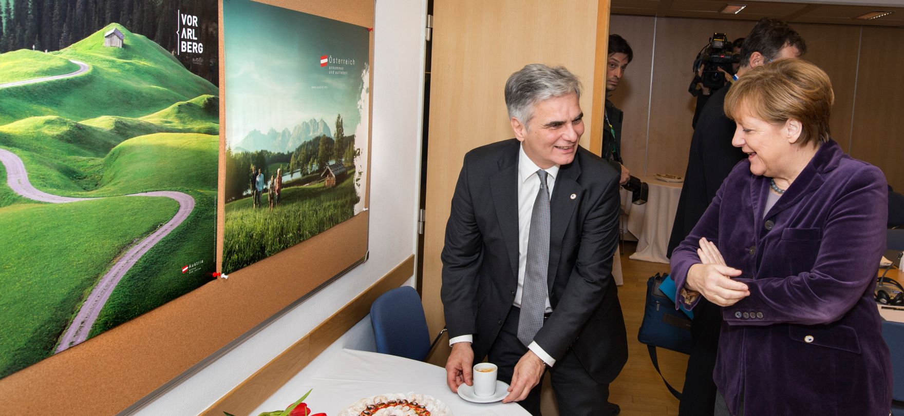 Am 17. Dezember 2015 lud der Bundeskanzler zu einem Vorbereitungstreffen zum EU-Rat in Br&uuml;ssel. Im Bild Bundeskanzler Werner Faymann (m.) mit der deutschen Bundeskanzlerin Angela Merkel (r.).