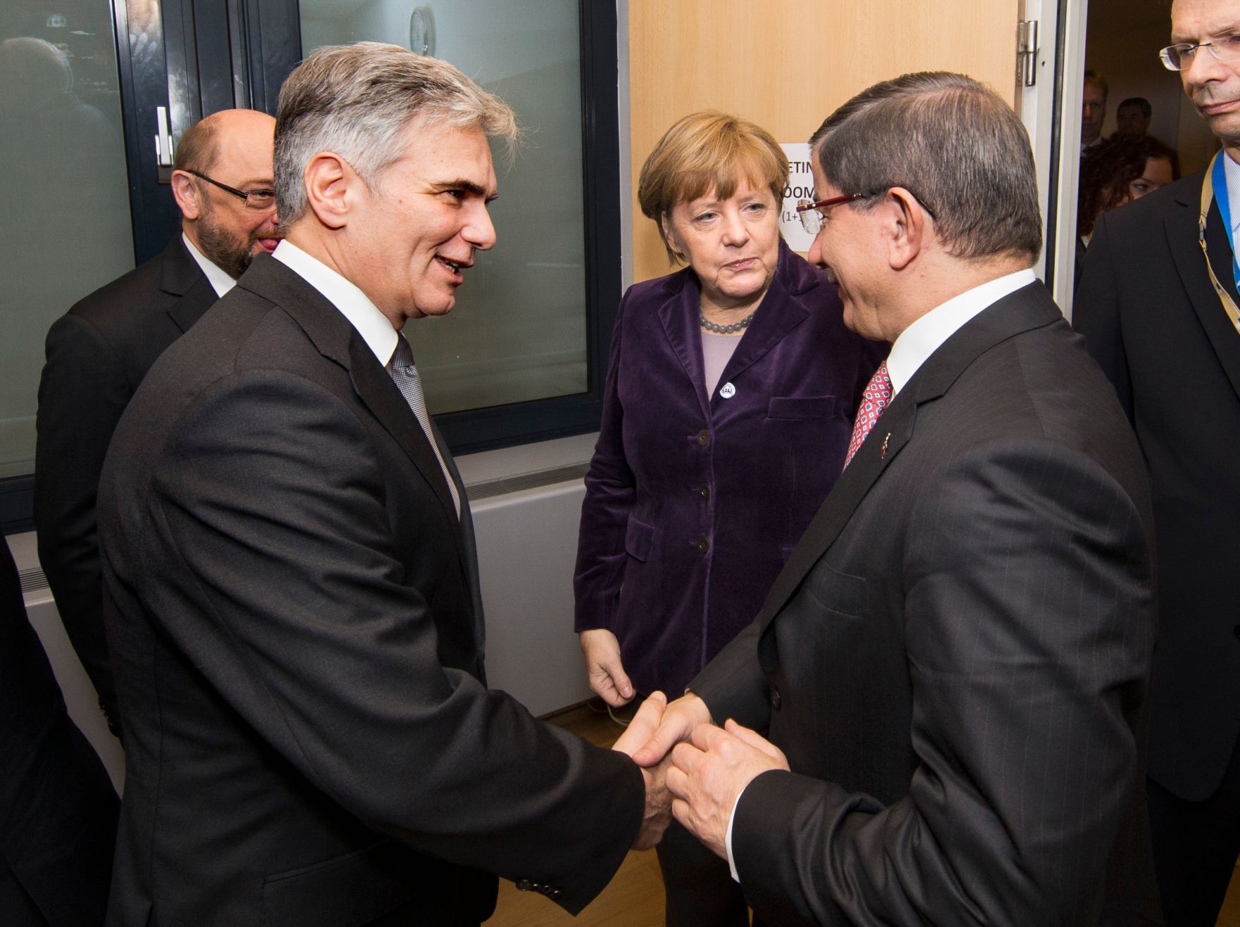 Am 17. Dezember 2015 lud der Bundeskanzler zu einem Vorbereitungstreffen zum EU-Rat in Br&uuml;ssel. Im Bild Bundeskanzler Werner Faymann (l.) mit dem t&uuml;rkischen Ministerpr&auml;sidenten Ahmet Davutoğlu (r.) und der deutschen Bundeskanzlerin Angela Merkel (m.).