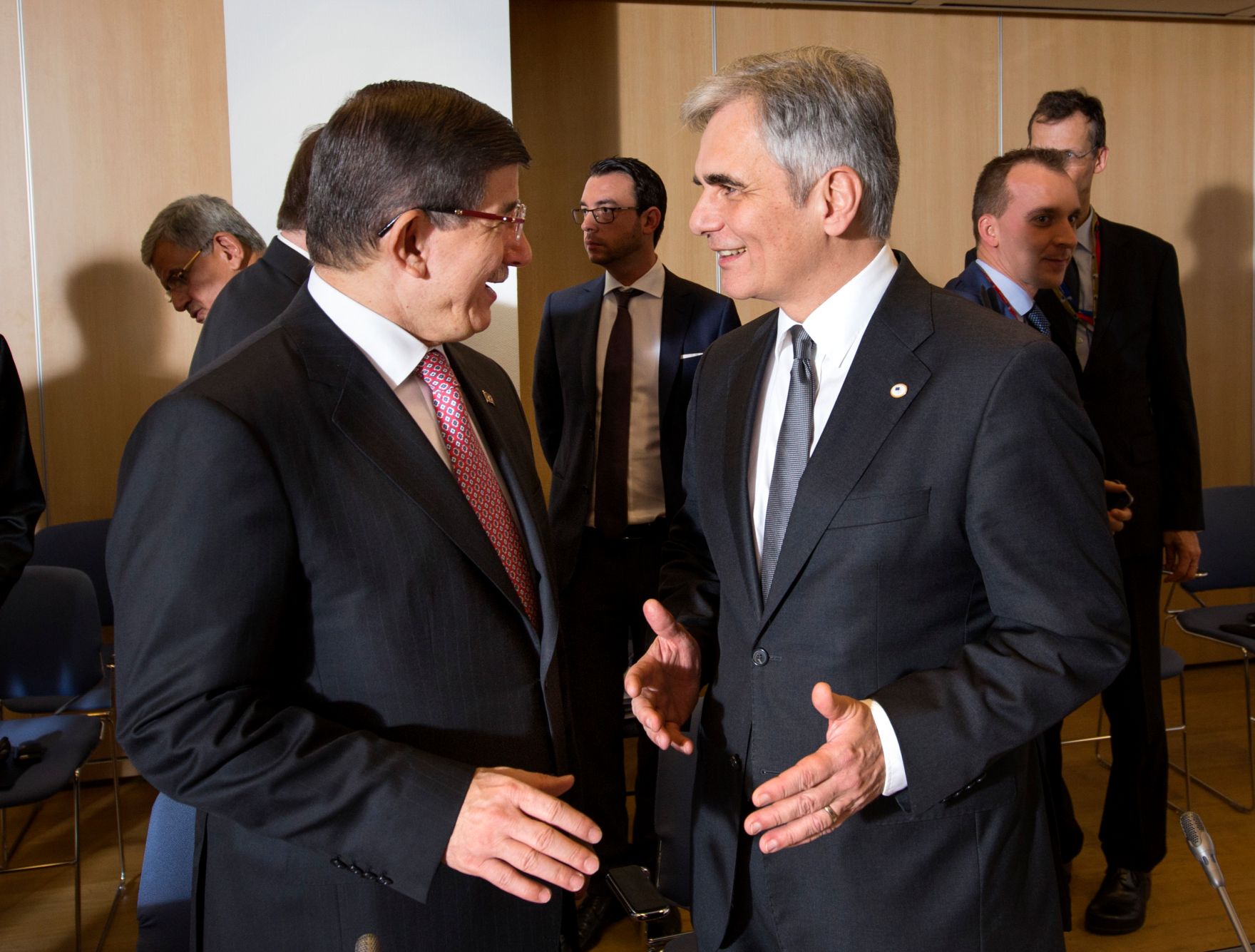 Am 17. Dezember 2015 lud der Bundeskanzler zu einem Vorbereitungstreffen zum EU-Rat in Br&uuml;ssel. Im Bild Bundeskanzler Werner Faymann (r.) mit dem t&uuml;rkischen Ministerpr&auml;sidenten Ahmet Davutoğlu (l.).