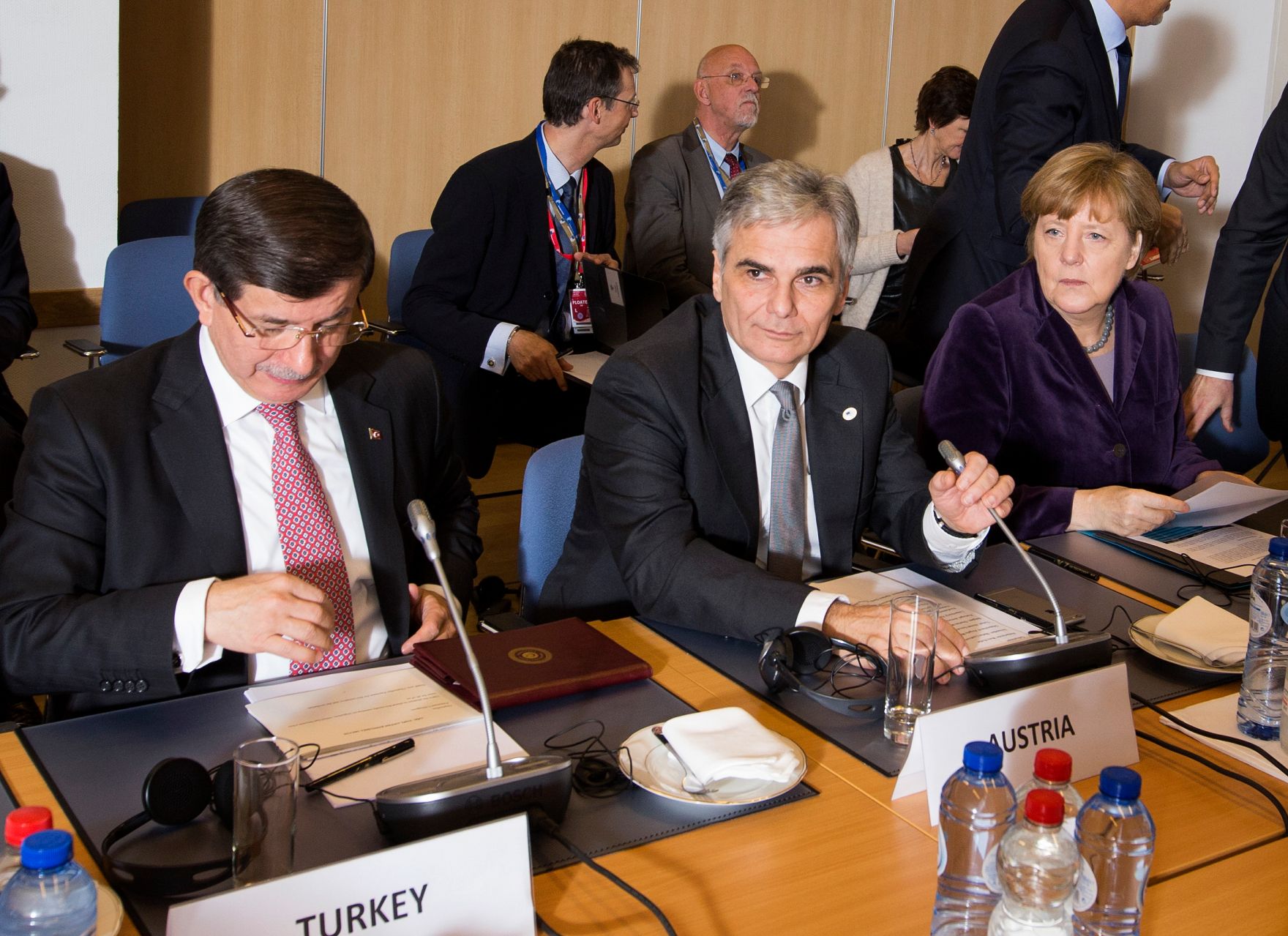 Am 17. Dezember 2015 lud der Bundeskanzler zu einem Vorbereitungstreffen zum EU-Rat in Br&uuml;ssel. Im Bild Bundeskanzler Werner Faymann (m.) mit der deutschen Bundeskanzlerin Angela Merkel (r.) und dem t&uuml;rkischen Ministerpr&auml;identen Ahmet Davutoğlu (l.).
