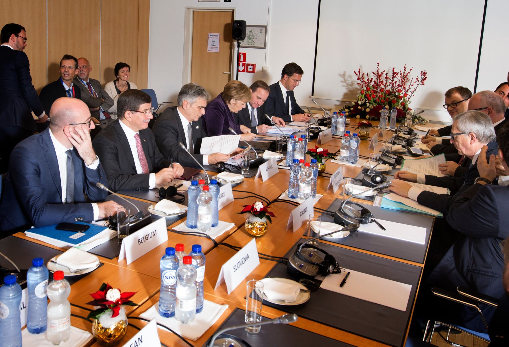 Am 17. Dezember 2015 lud der Bundeskanzler zu einem Vorbereitungstreffen zum EU-Rat in Br&uuml;ssel. Im Bild Bundeskanzler (v.l.n.r.) der belgische Premierminister Charles Michel, der t&uuml;rkische Ministerpr&auml;sident Ahmet Davutoğlu, Bundeskanzler Werner Faymann, die deutsche Bundeskanzlerin Angela Merkel, der schwedische Ministerpr&auml;sident Stefan L&ouml;fven und der niederl&auml;ndische Ministerpr&auml;sident Mark Rutte. Rechts im Bild EU-Kommissionspr&auml;sident Jean-Claude Juncker.