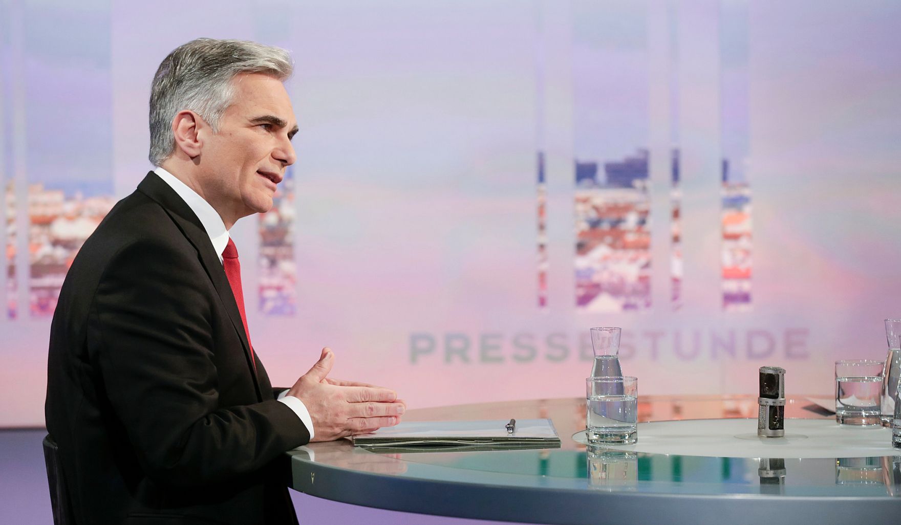 Am 20. Dezember 2015 stellte sich Bundeskanzler Werner Faymann den Fragen bei der ORF-Pressestunde.