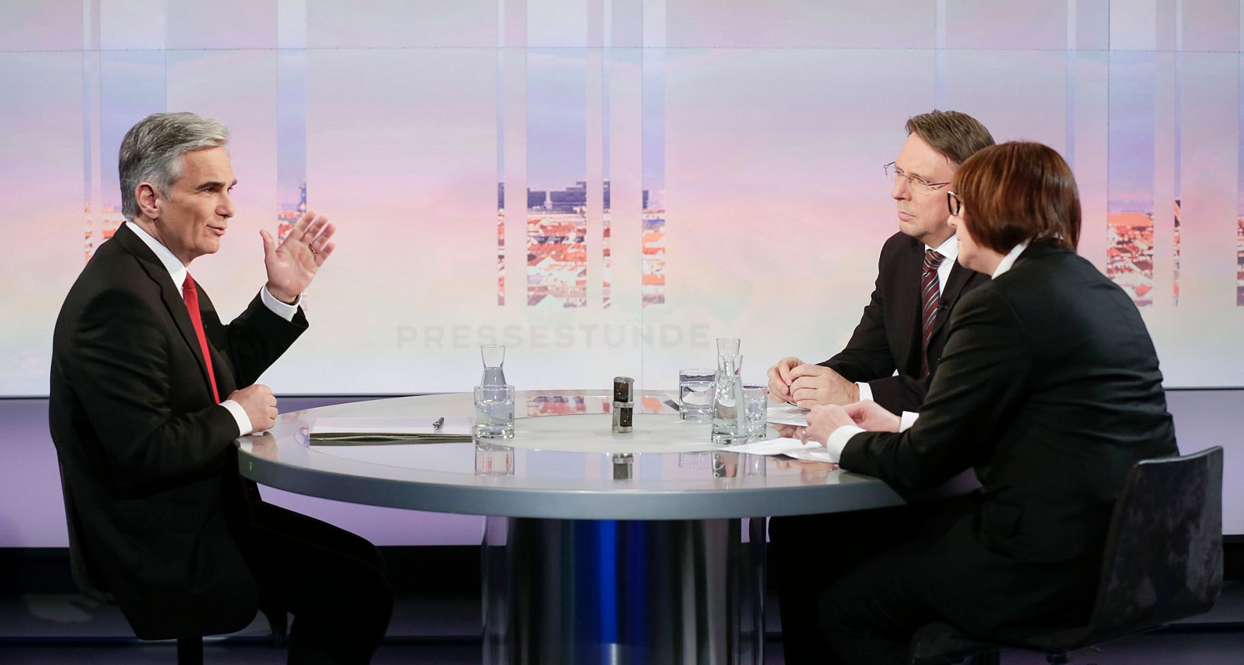 Am 20. Dezember 2015 stellte sich Bundeskanzler Werner Faymann den Fragen bei der ORF-Pressestunde.