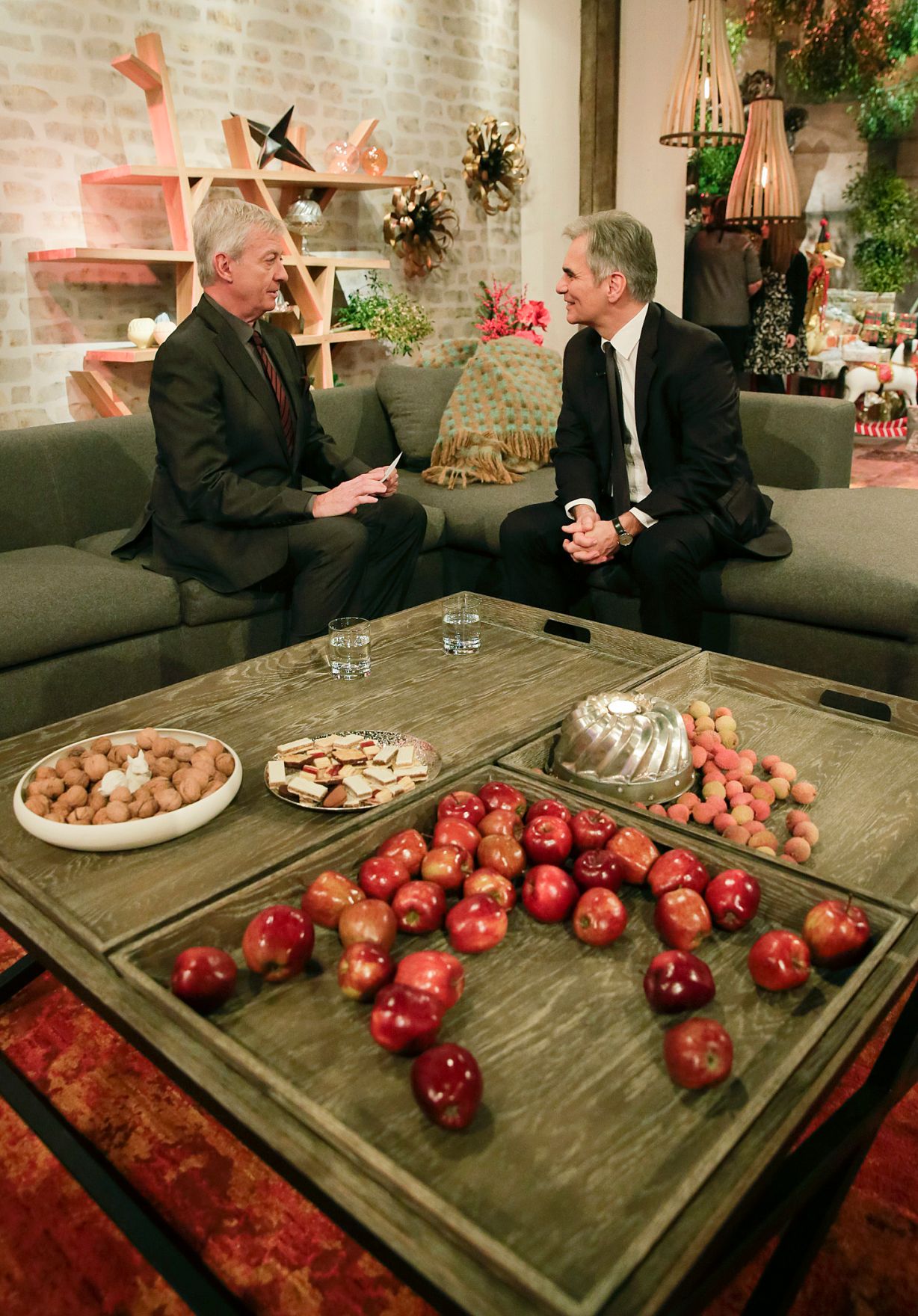Am 24. Dezember 2015 nahm Bundeskanzler Werner Faymann (r.) an der Licht ins Dunkel Spendenaktion im ORF Zentrum Wien teil.